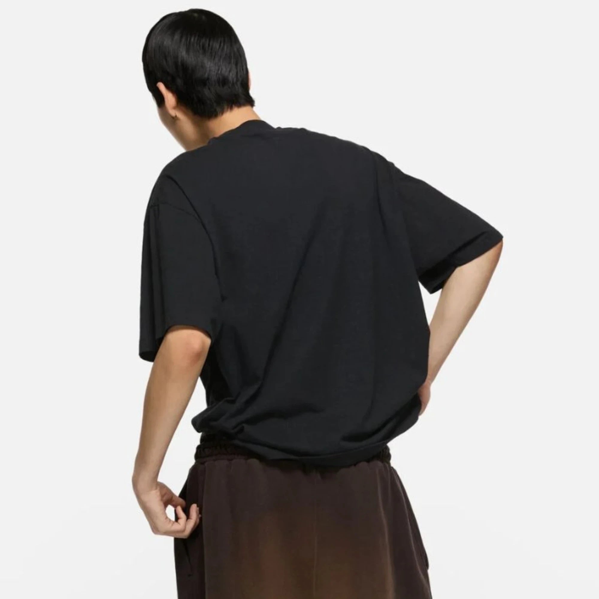 아크네 스튜디오 패치 프린트 반팔 티셔츠 착용 이미지
