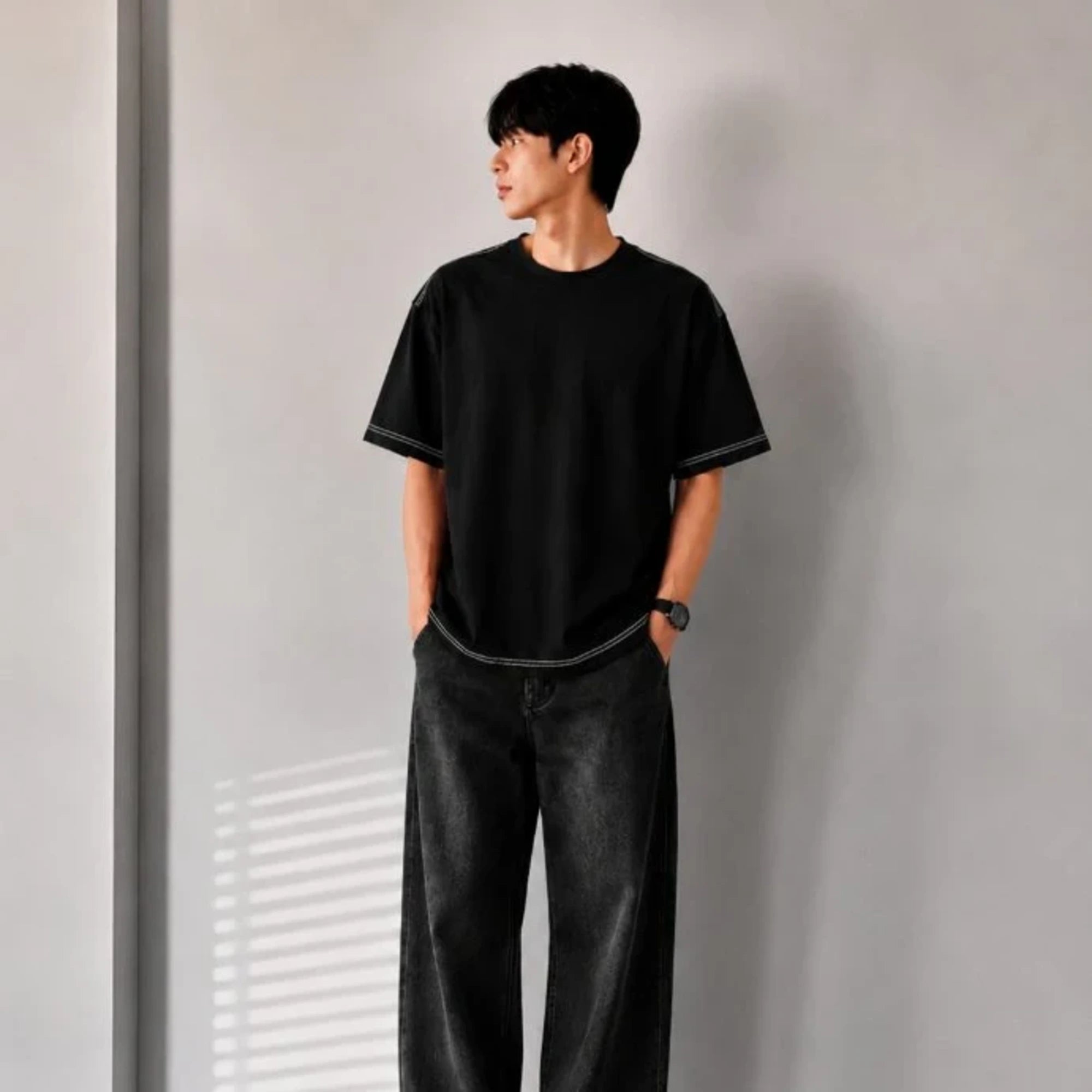 아크네 스튜디오 스티치 백로고 반팔 티셔츠 착용 이미지