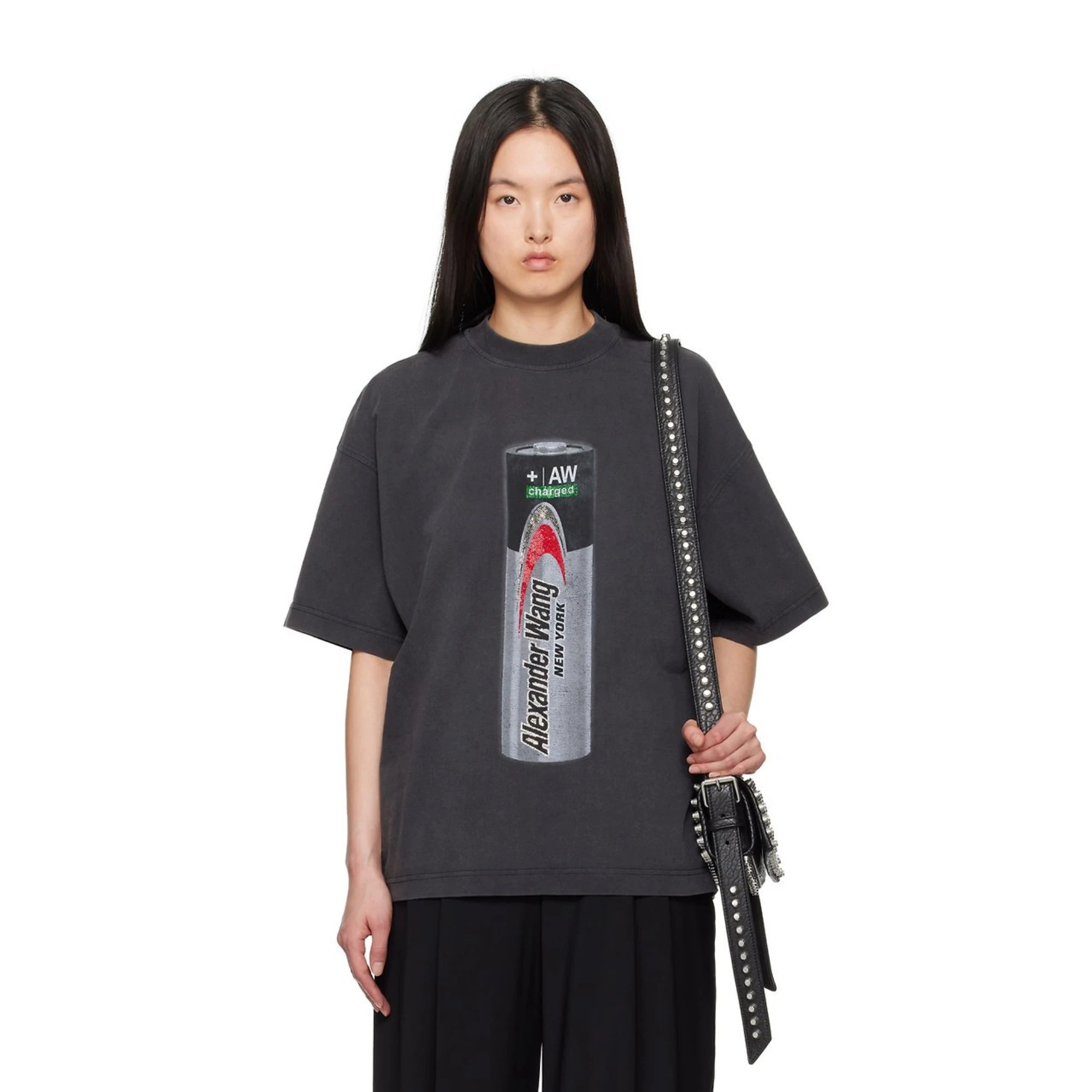 알렉산더 왕 배터리 로고 반팔 티셔츠 착용 이미지