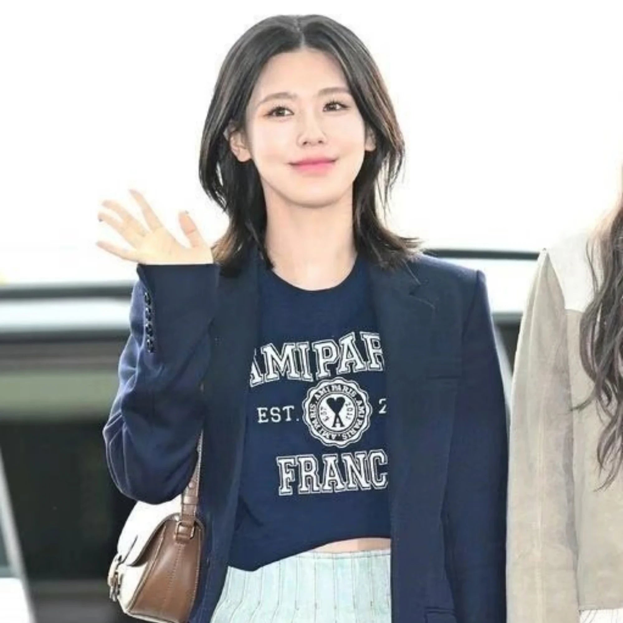 아미 프랑스 로고 반팔 티셔츠 착용 이미지