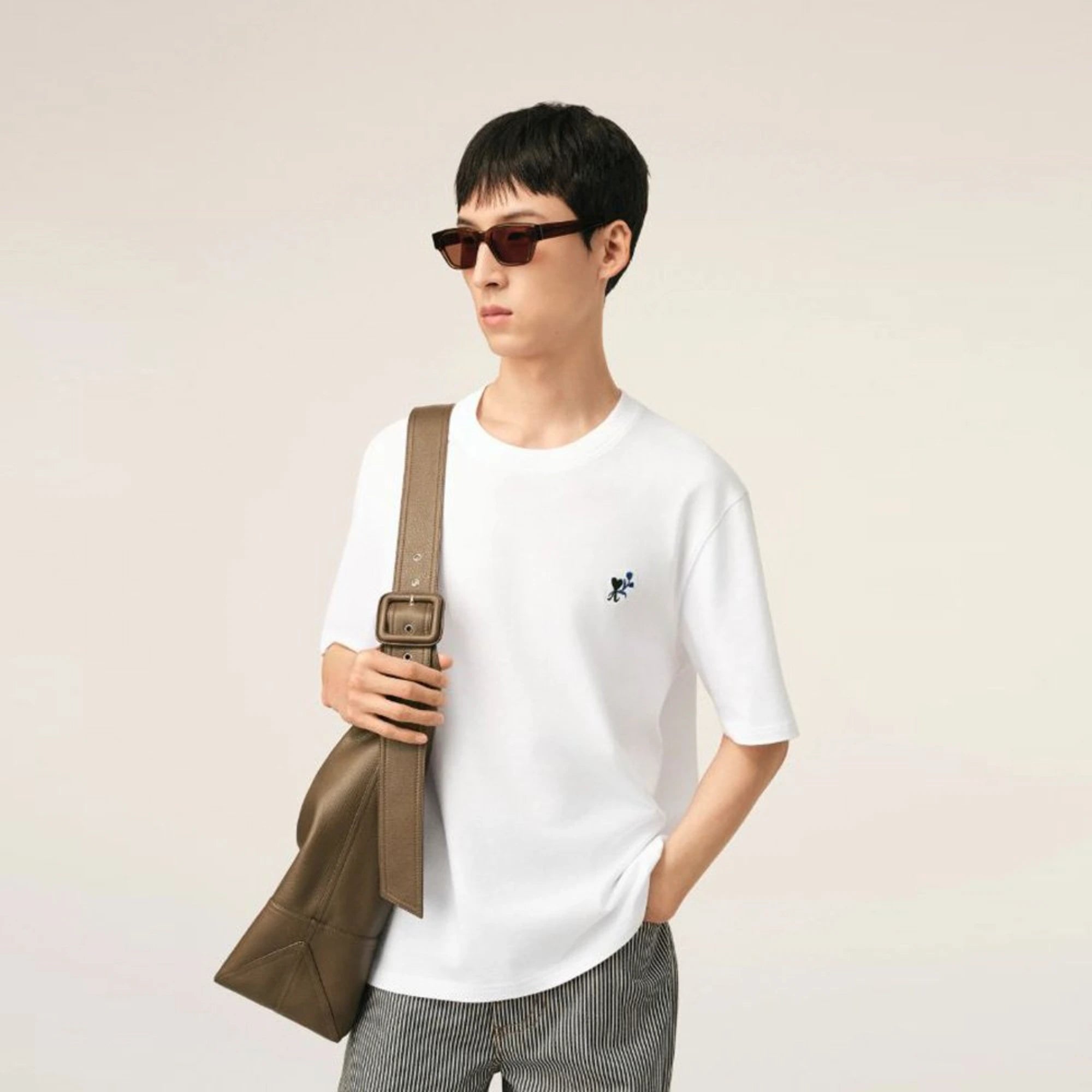 아미 스몰 하트 튤립 자수 반팔 티셔츠 착용 이미지