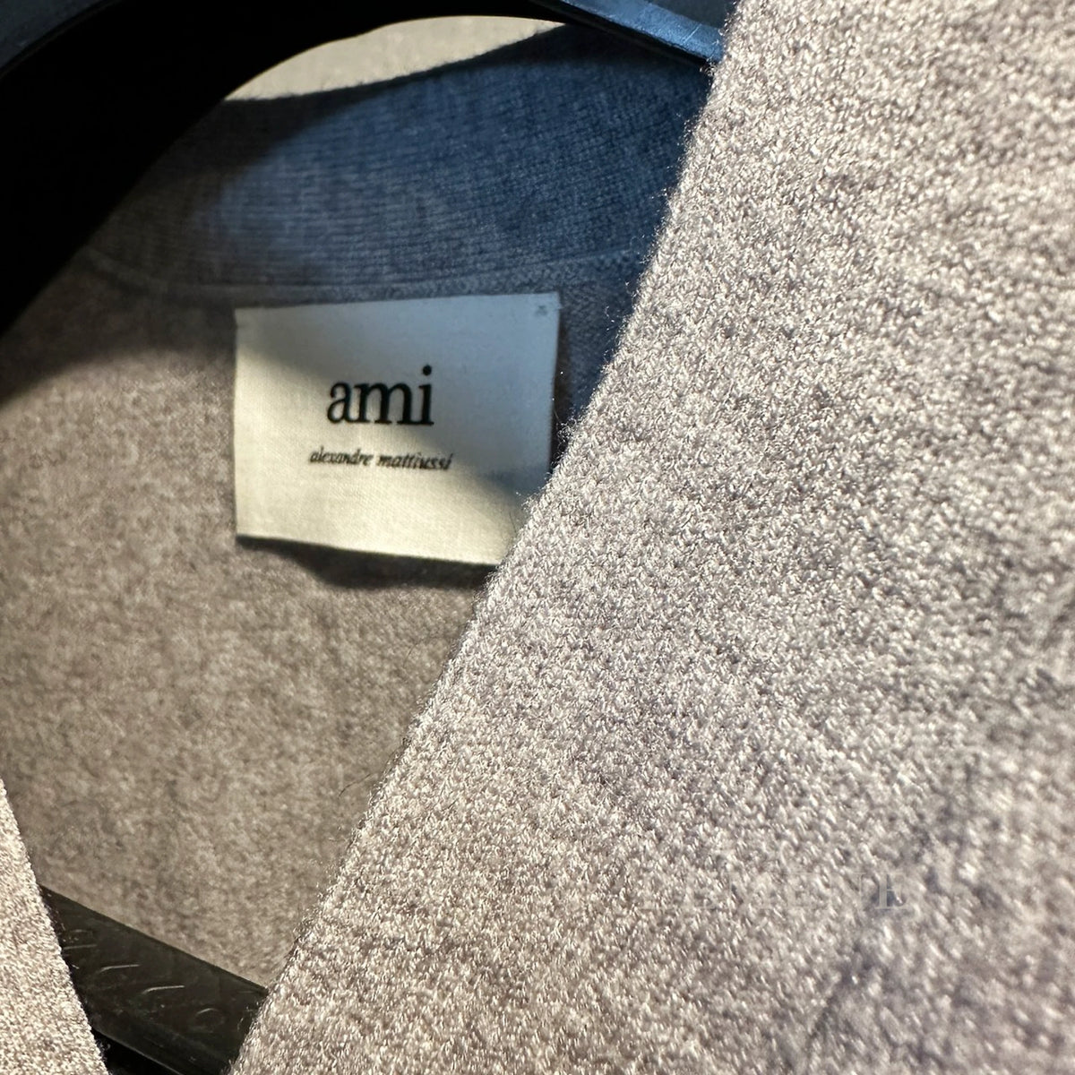 아미 톤온톤 하트 로고 가디건 HKC361 디테일 이미지