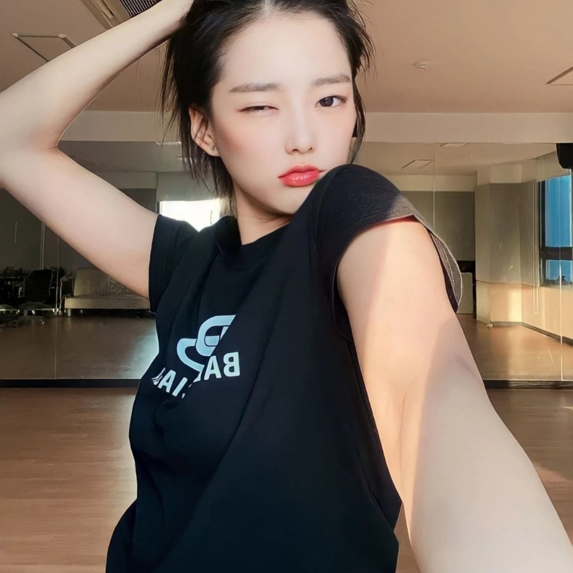 발렌시아가 BB로고 반팔 티셔츠 착용 이미지