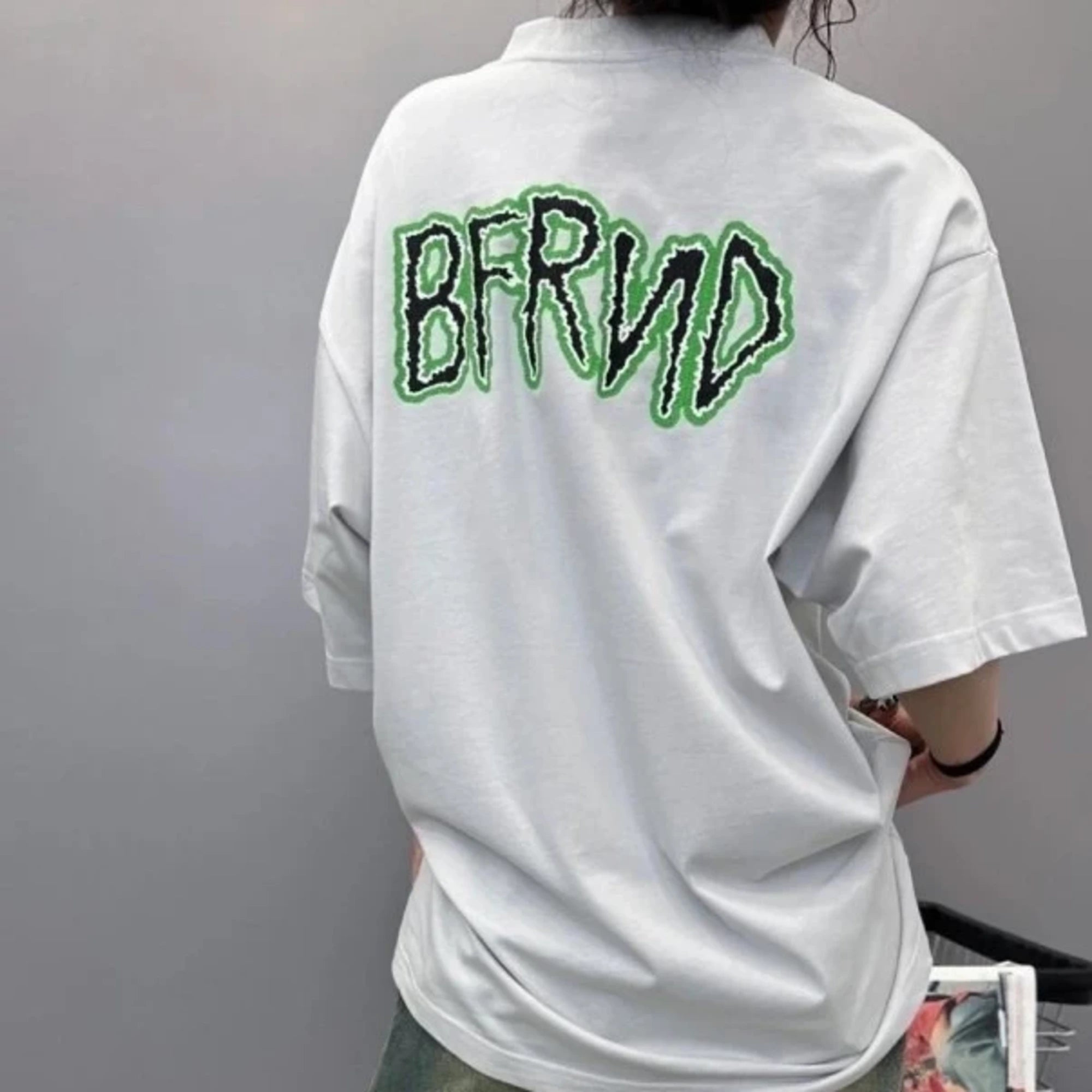 발렌시아가 뮤직 x BFRND 인사이드 아웃 오버핏 반팔 티셔츠 착용 이미지