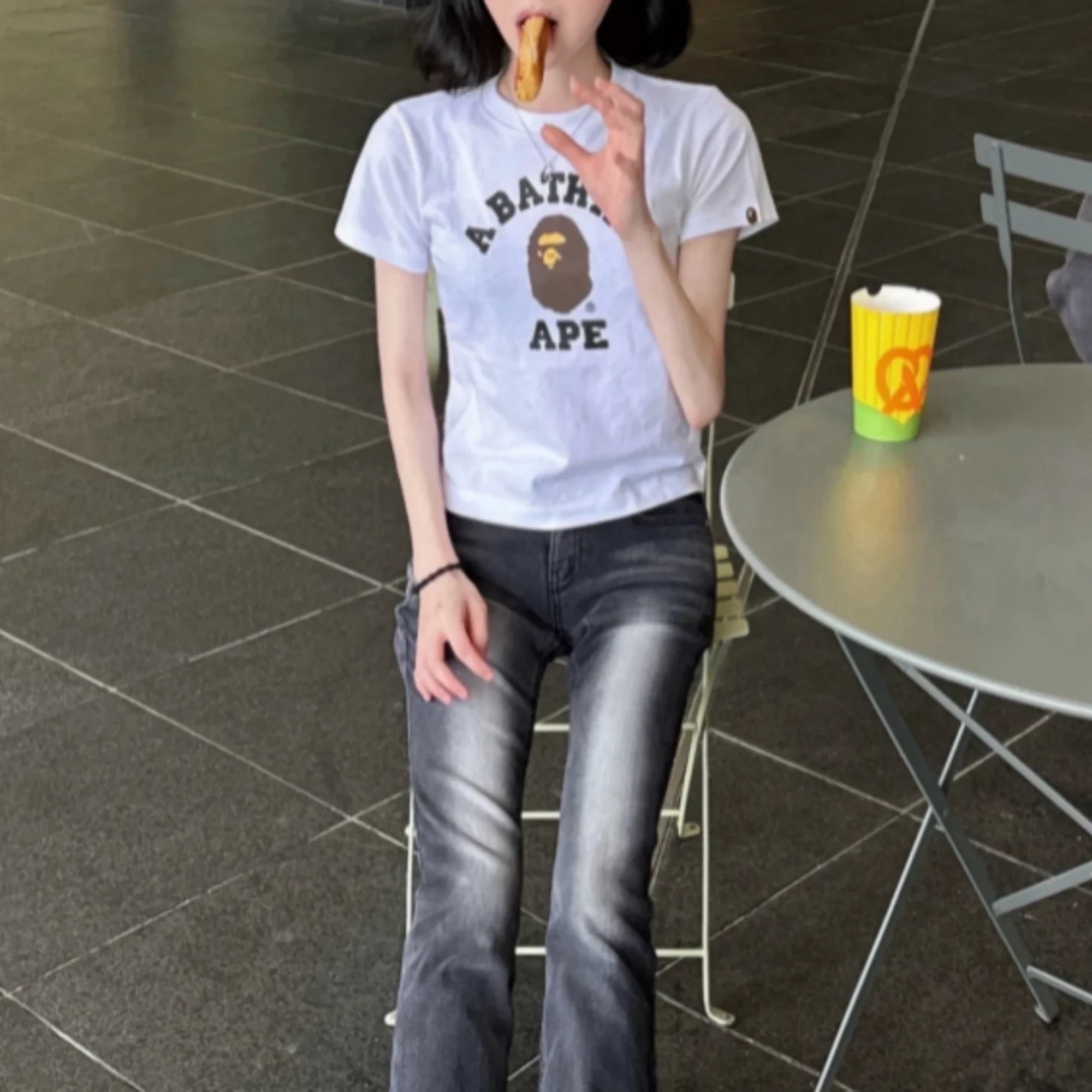 베이프 에이프 컬리지 반팔 티셔츠 착용 이미지