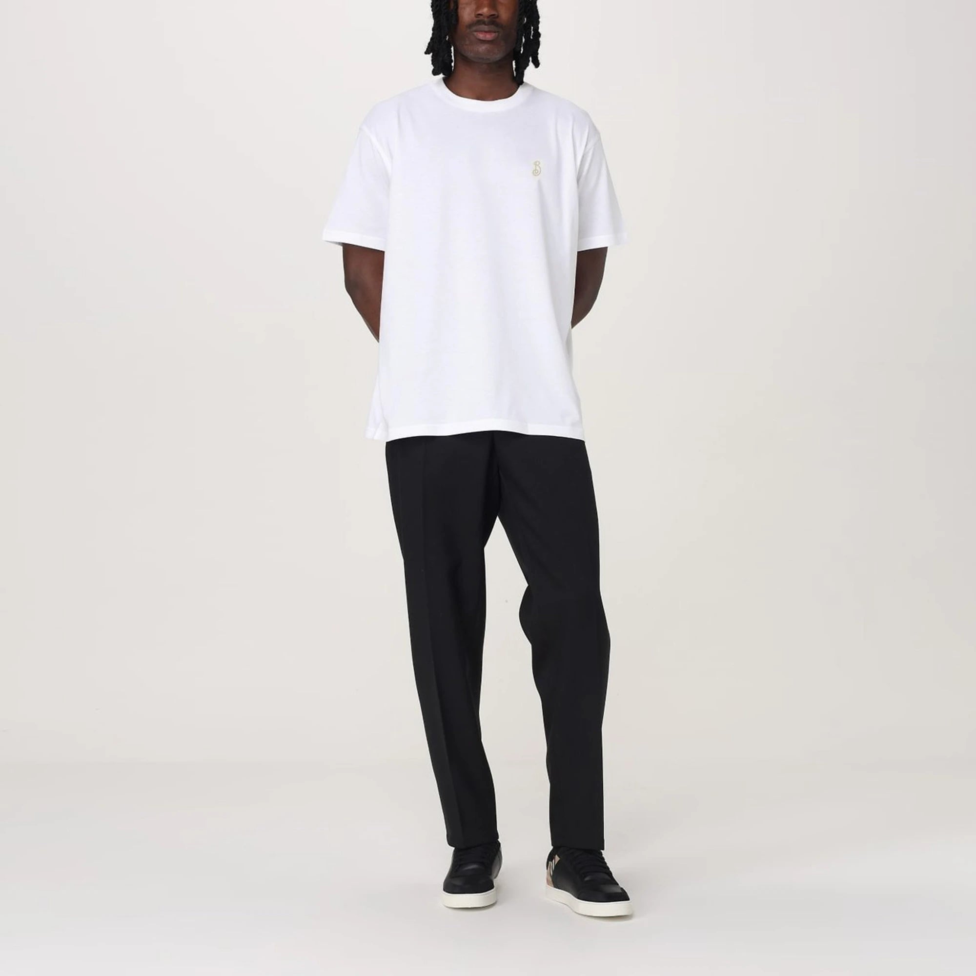 버버리 B 쉴드 반팔 티셔츠 착용 이미지
