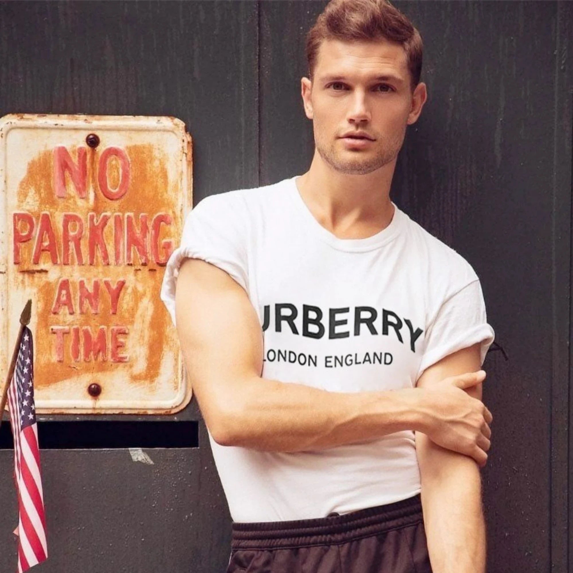 버버리 로고 프린트 반팔 티셔츠 착용 이미지