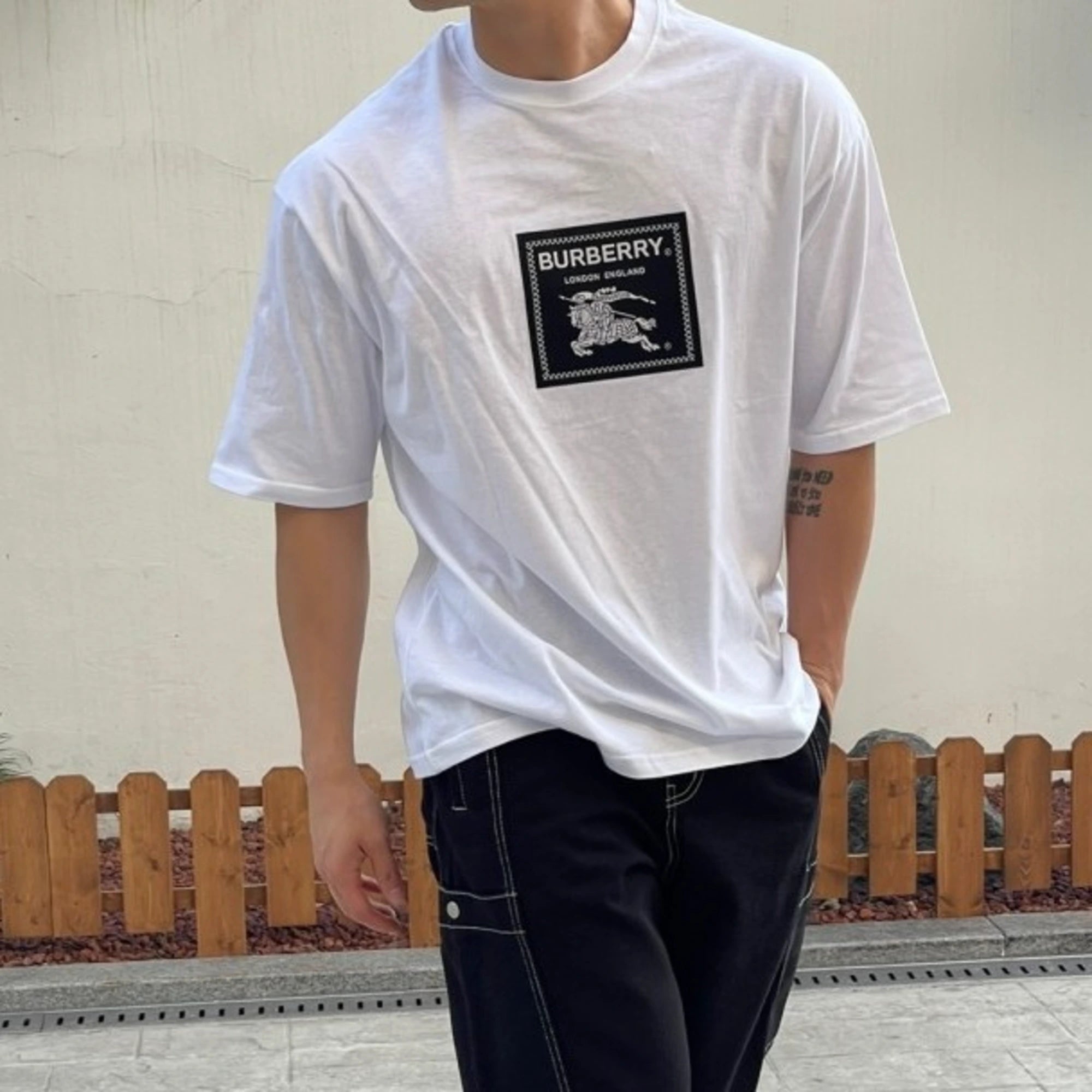 버버리 프로섬 라벨 반팔 티셔츠 착용 이미지