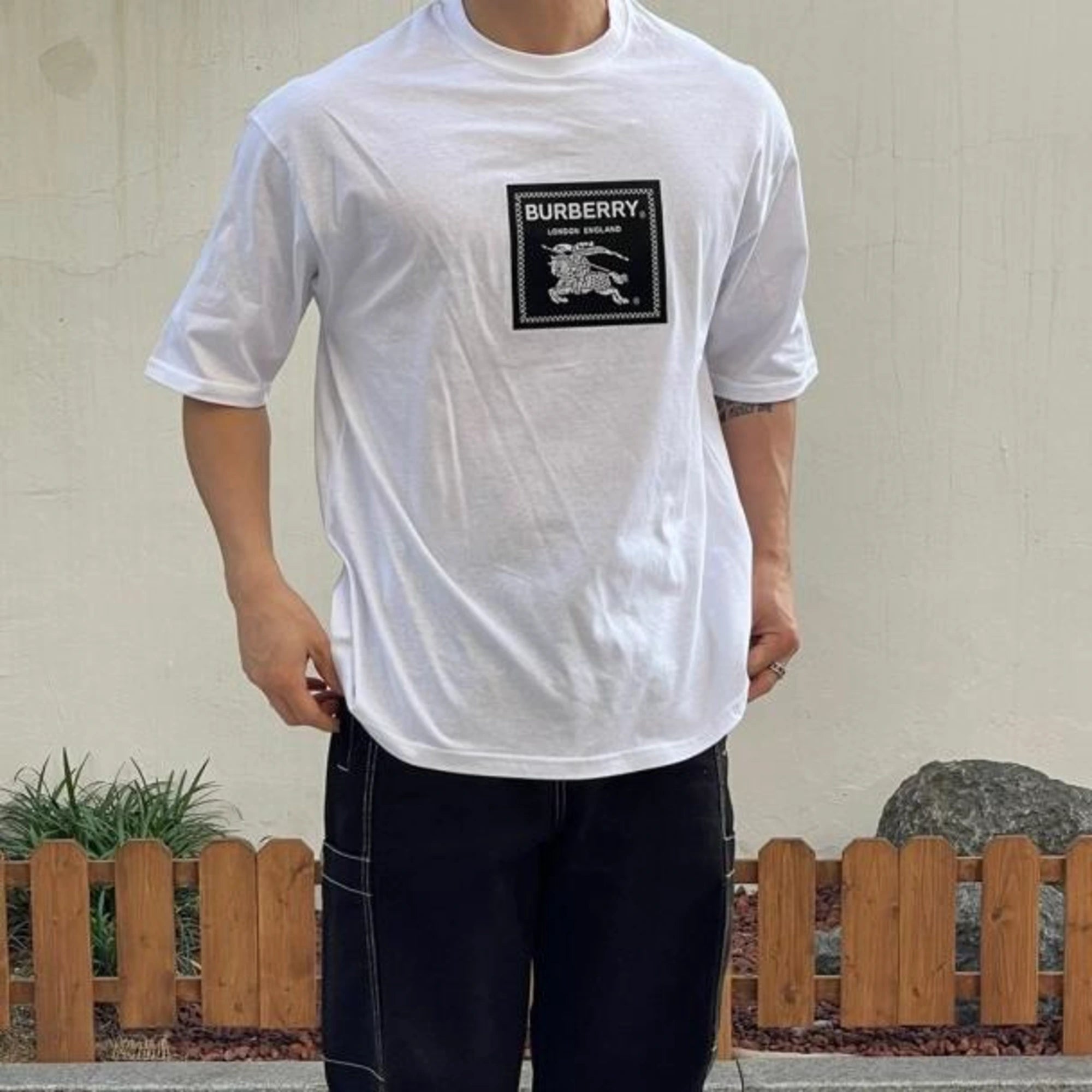 버버리 프로섬 라벨 반팔 티셔츠 착용 이미지