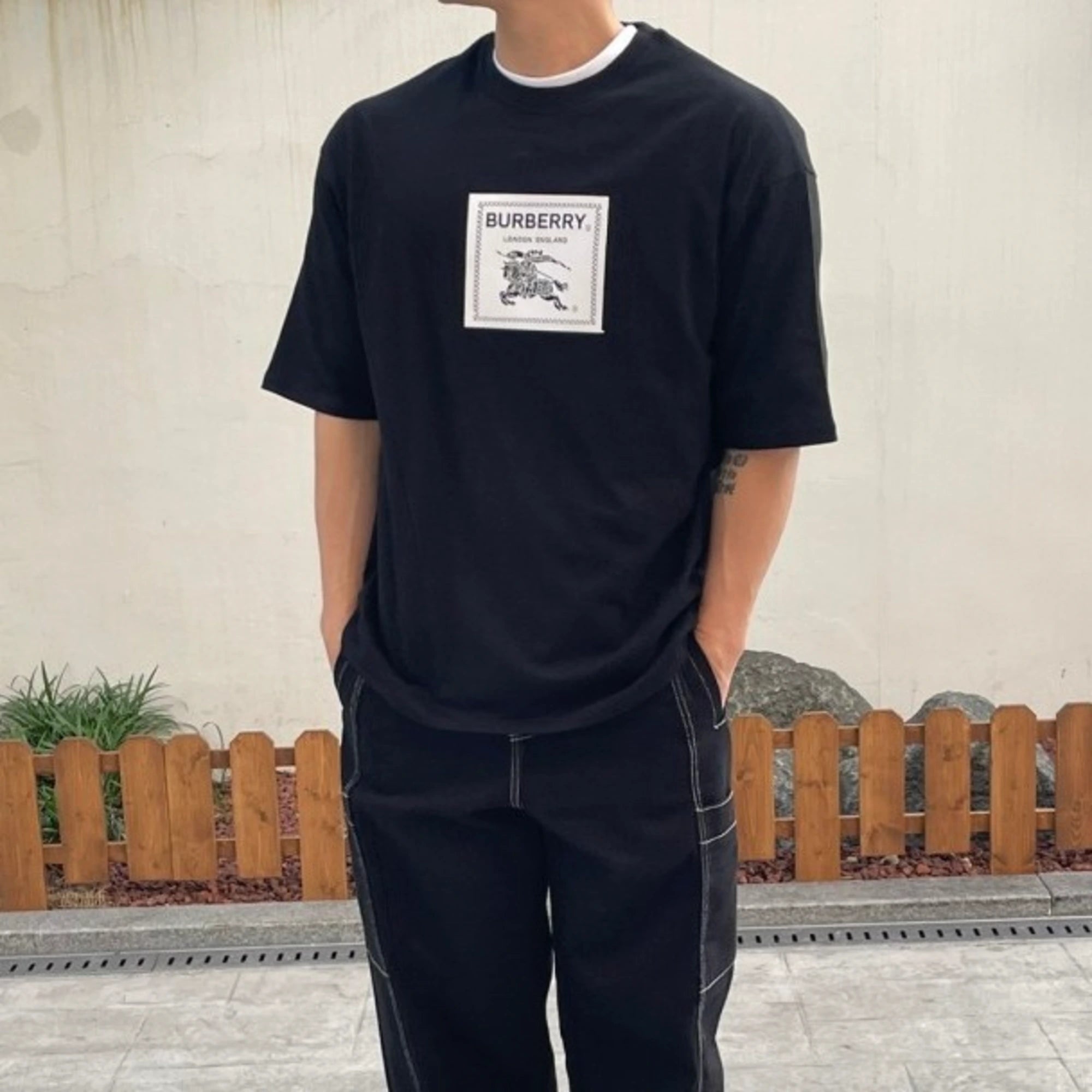 버버리 프로섬 라벨 반팔 티셔츠 착용 이미지