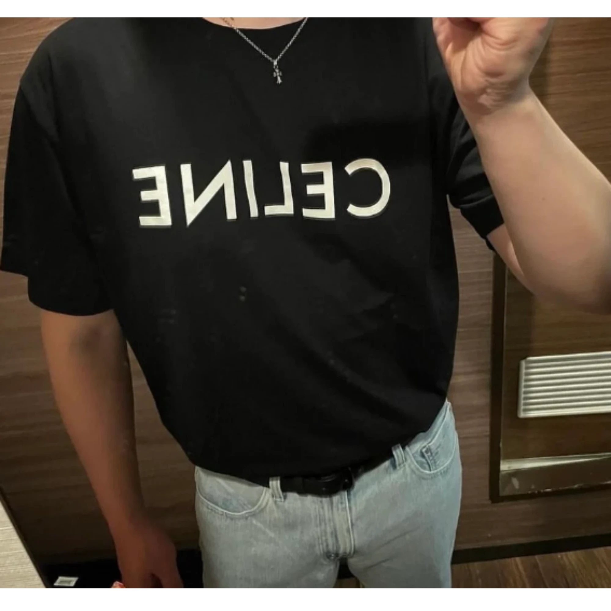 셀린느 빅로고 반팔 티셔츠 착용 이미지