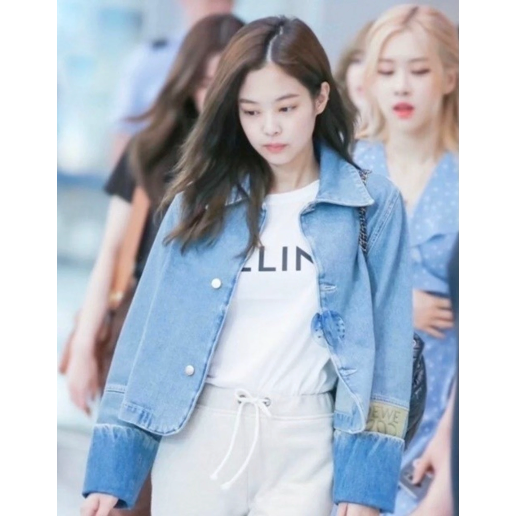 셀린느 빅로고 반팔 티셔츠 착용 이미지