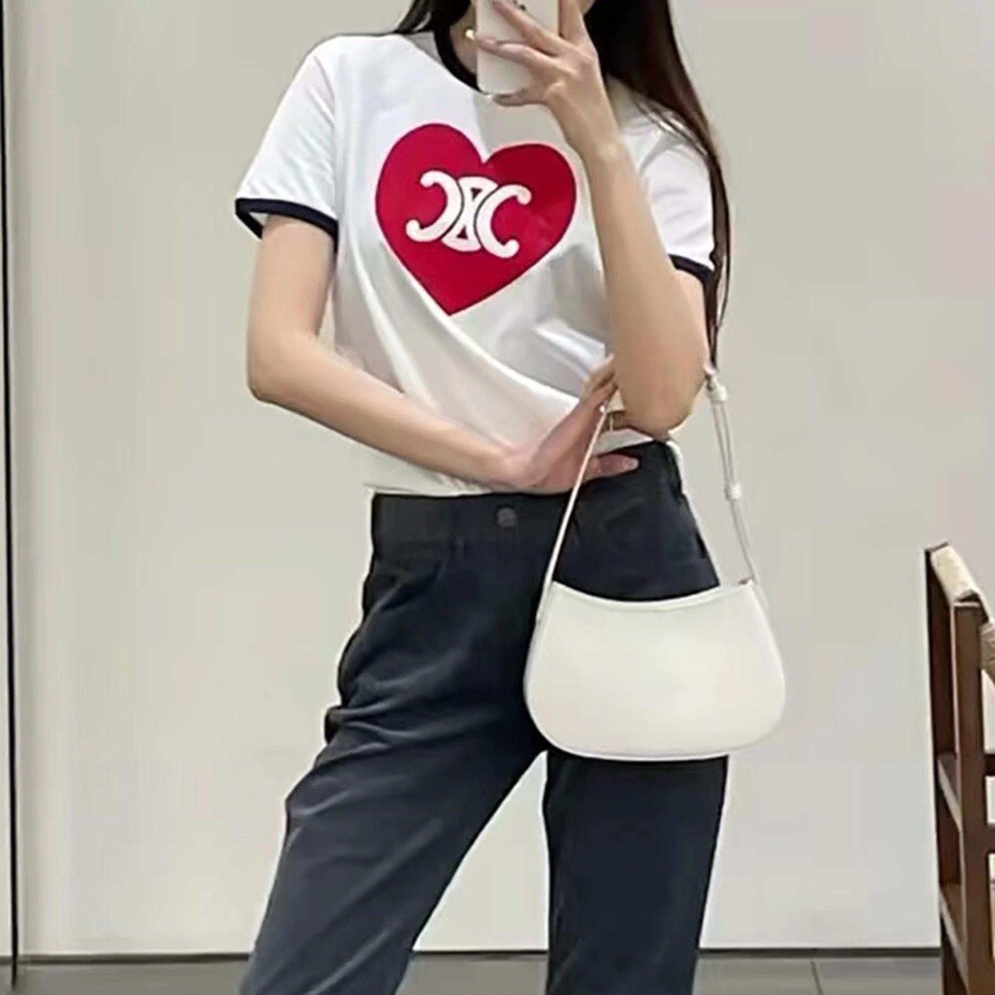 셀린느 하트 트리옹프 반팔 티셔츠 착용 이미지