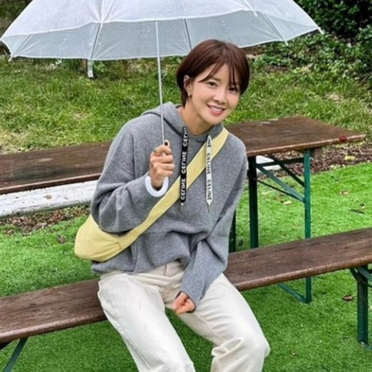 셀린느 후드티 2Y468670Q 착용 이미지