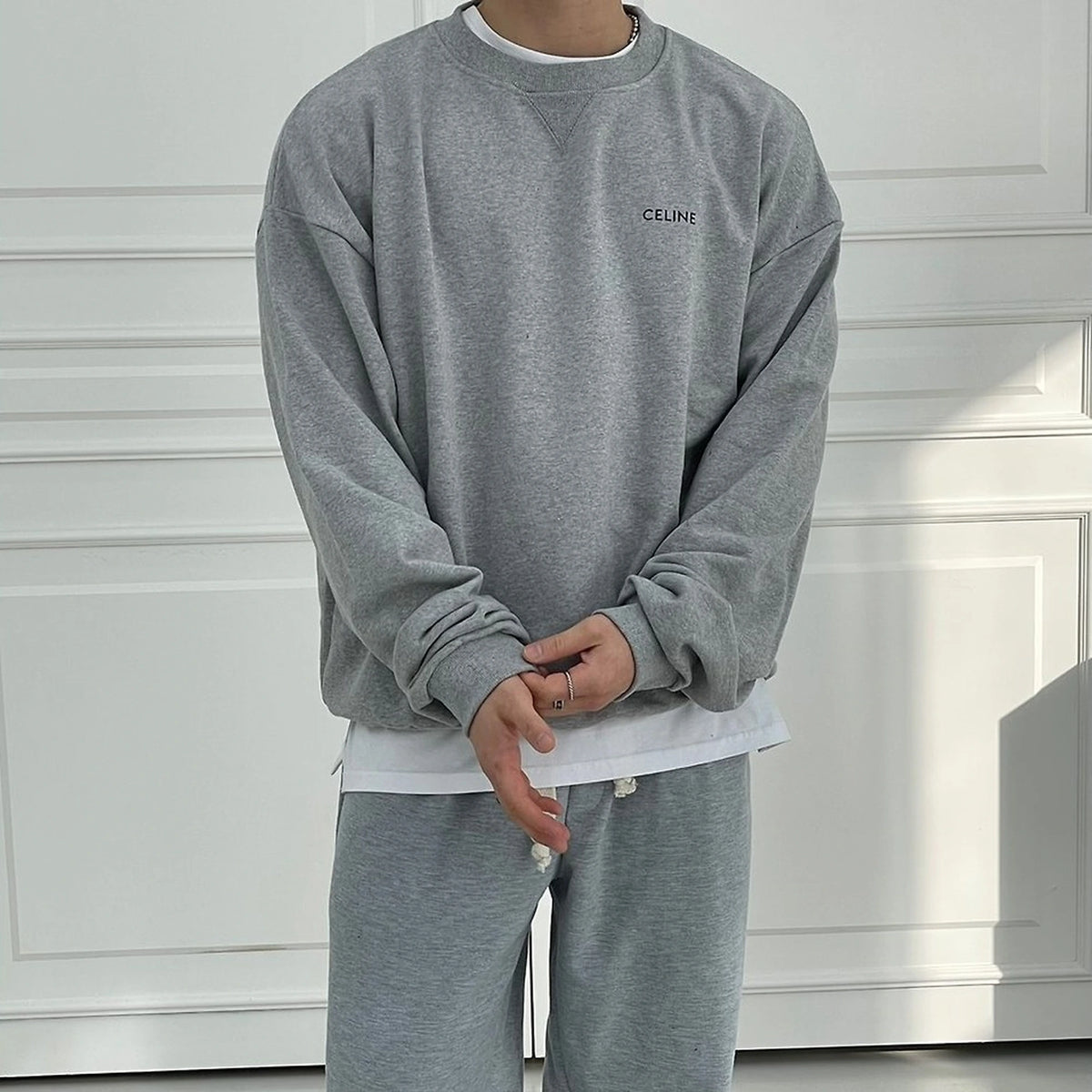 셀린느 맨투맨 2Y959670Q 착용 이미지