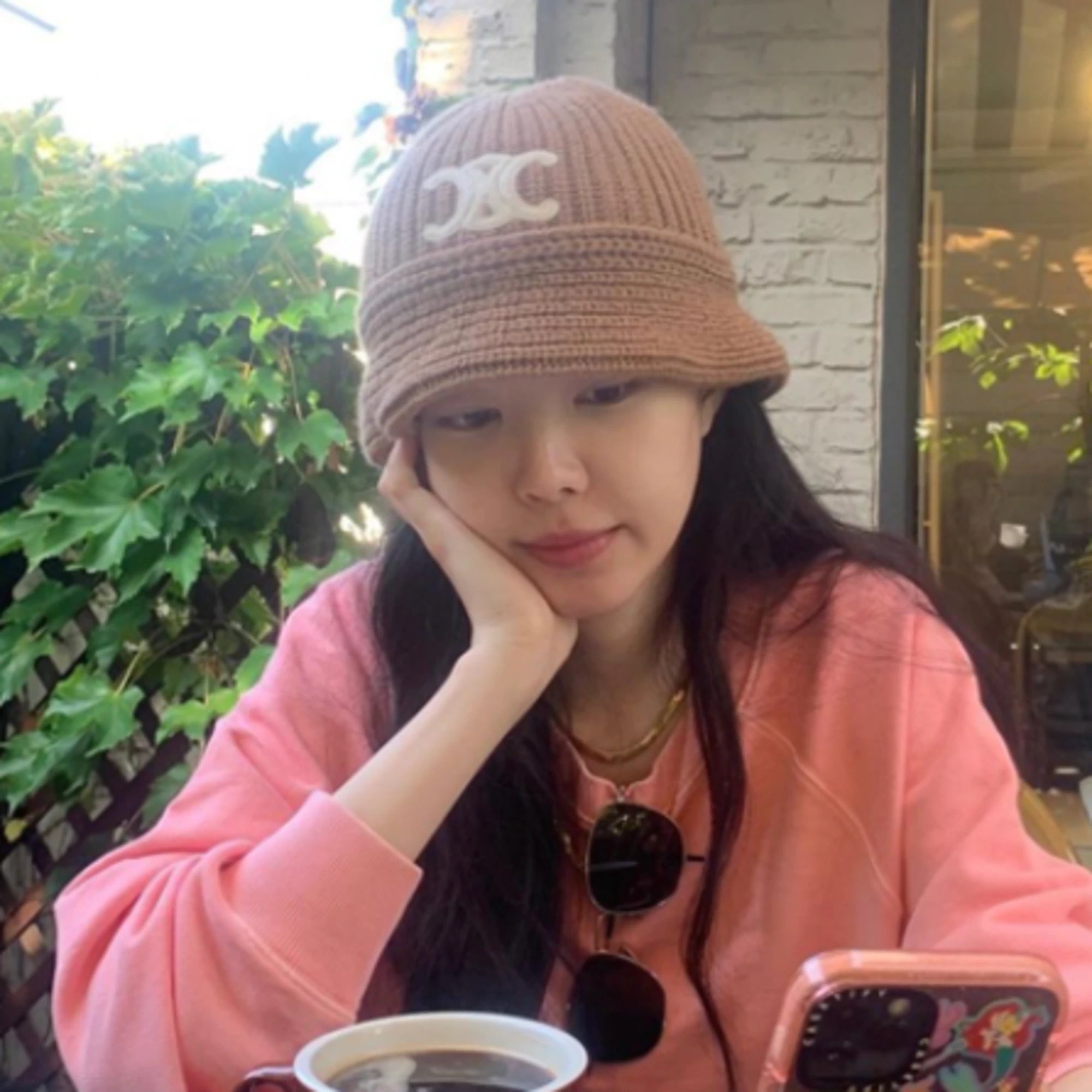 셀린느 트리옹프 클로슈 버킷햇 착용 이미지