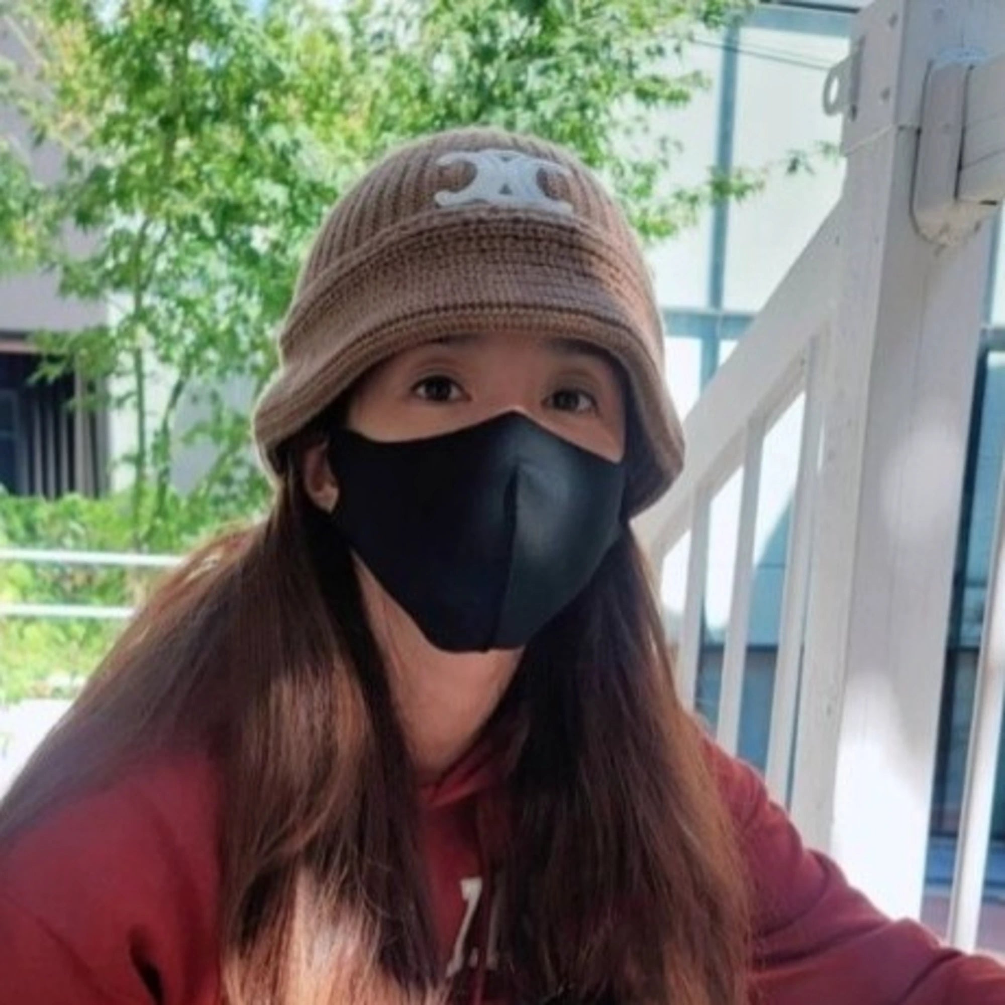 셀린느 트리옹프 클로슈 버킷햇 착용 이미지