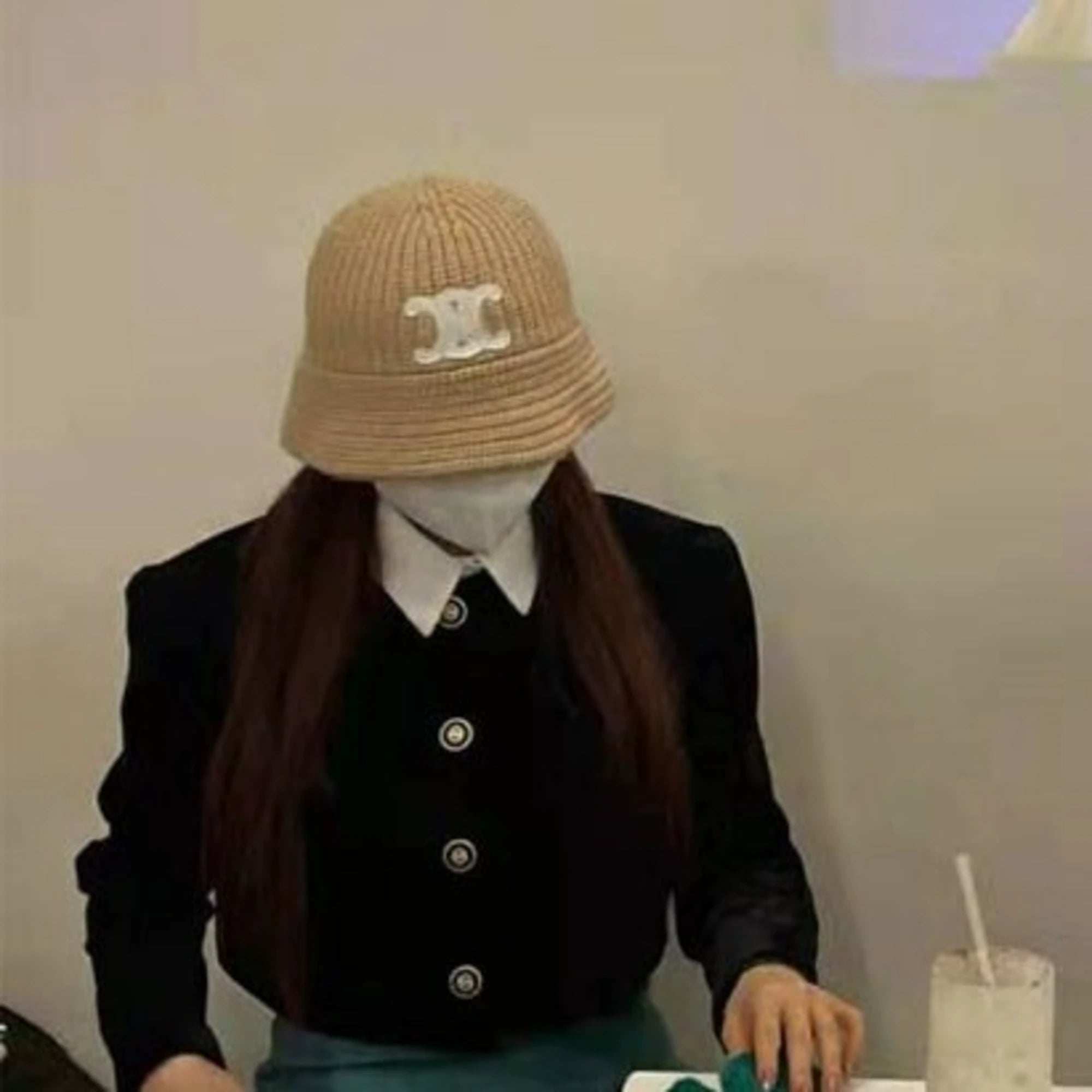 셀린느 트리옹프 클로슈 버킷햇 착용 이미지