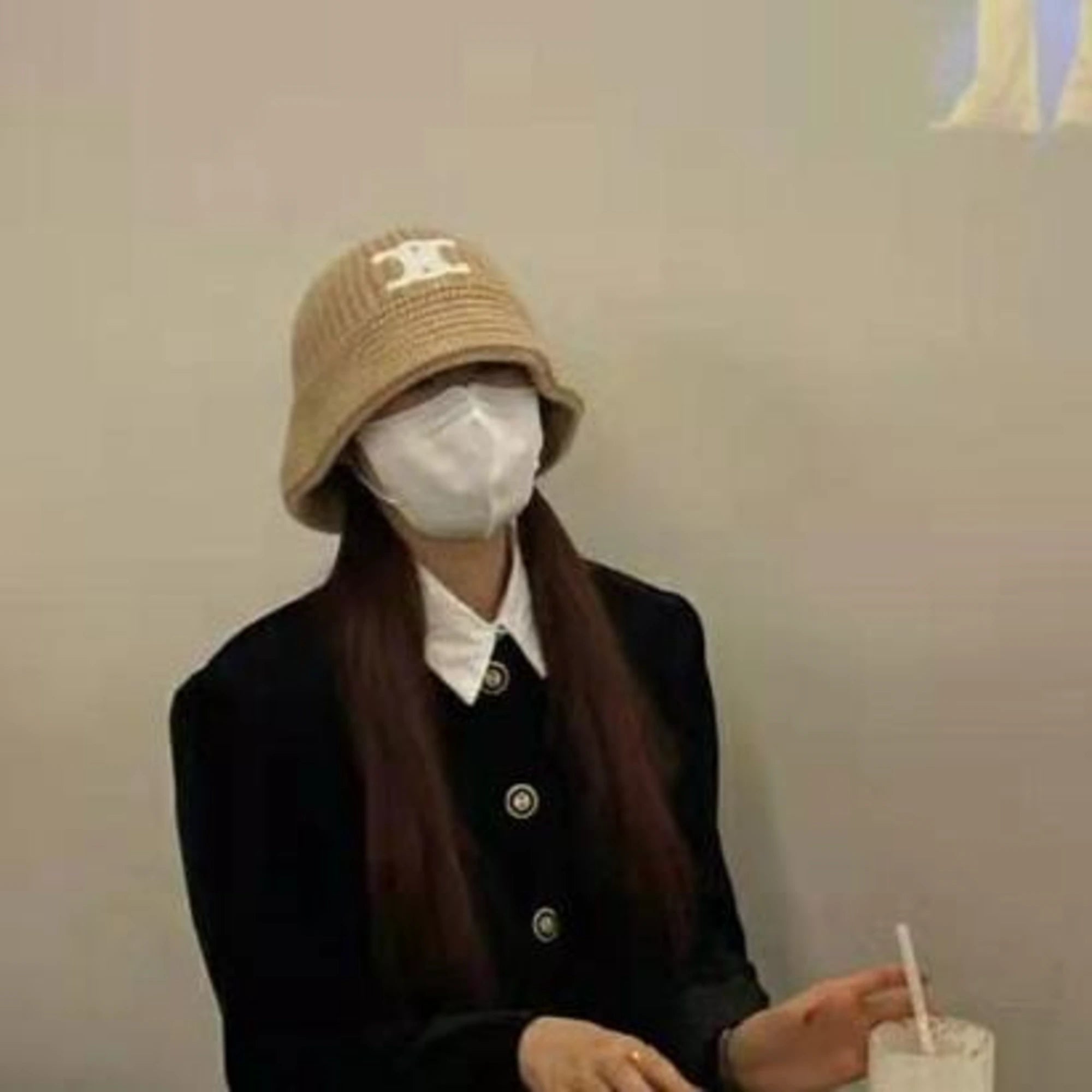 셀린느 트리옹프 클로슈 버킷햇 착용 이미지