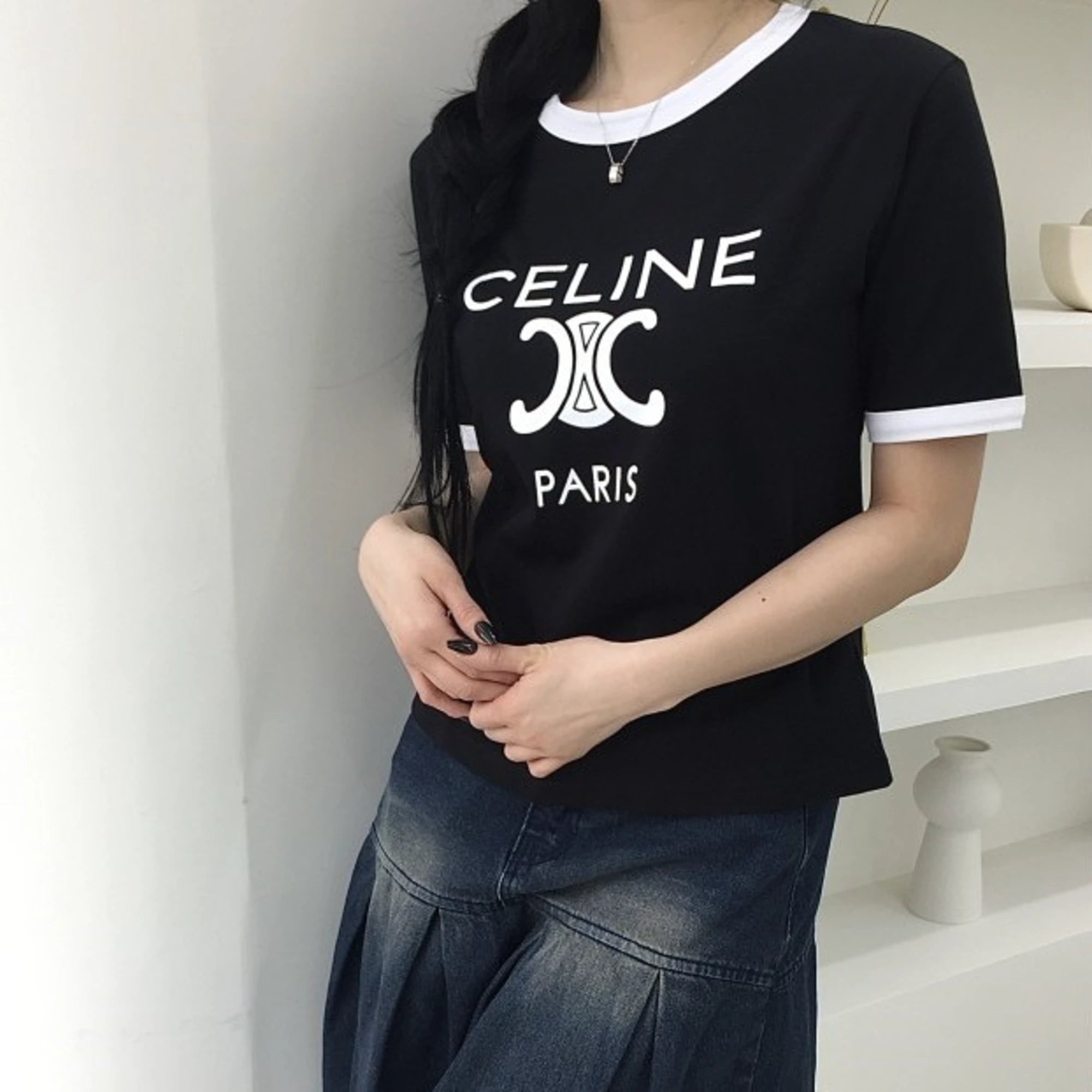 셀린느 트리옹프 반팔 티셔츠 착용 이미지