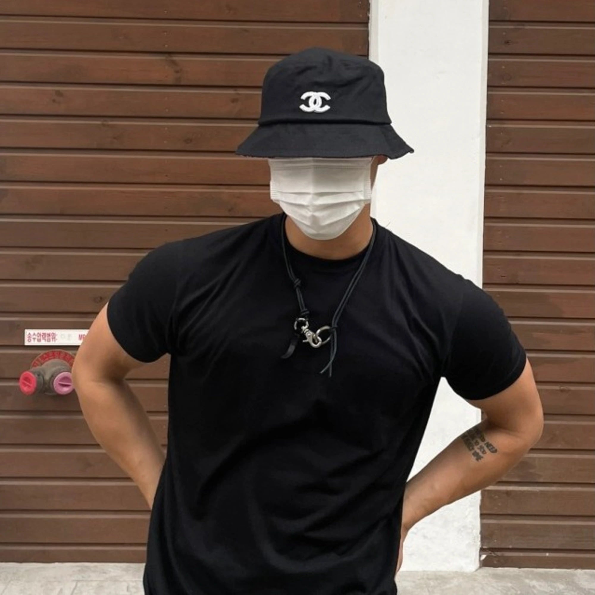 샤넬 글래스펄 버킷햇 착용 이미지