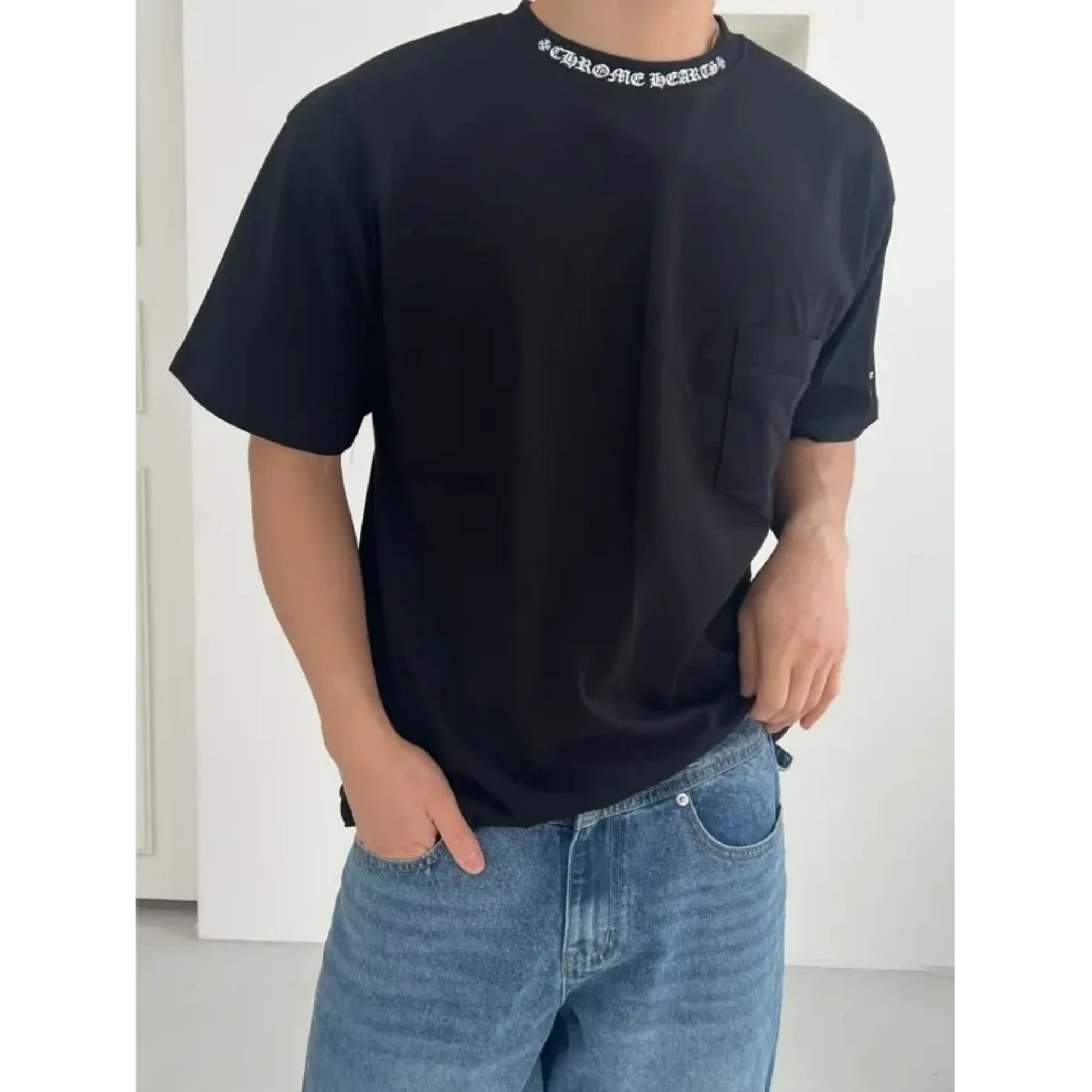 크롬하츠 넥 레터링 포켓 반팔 티셔츠 착용 이미지