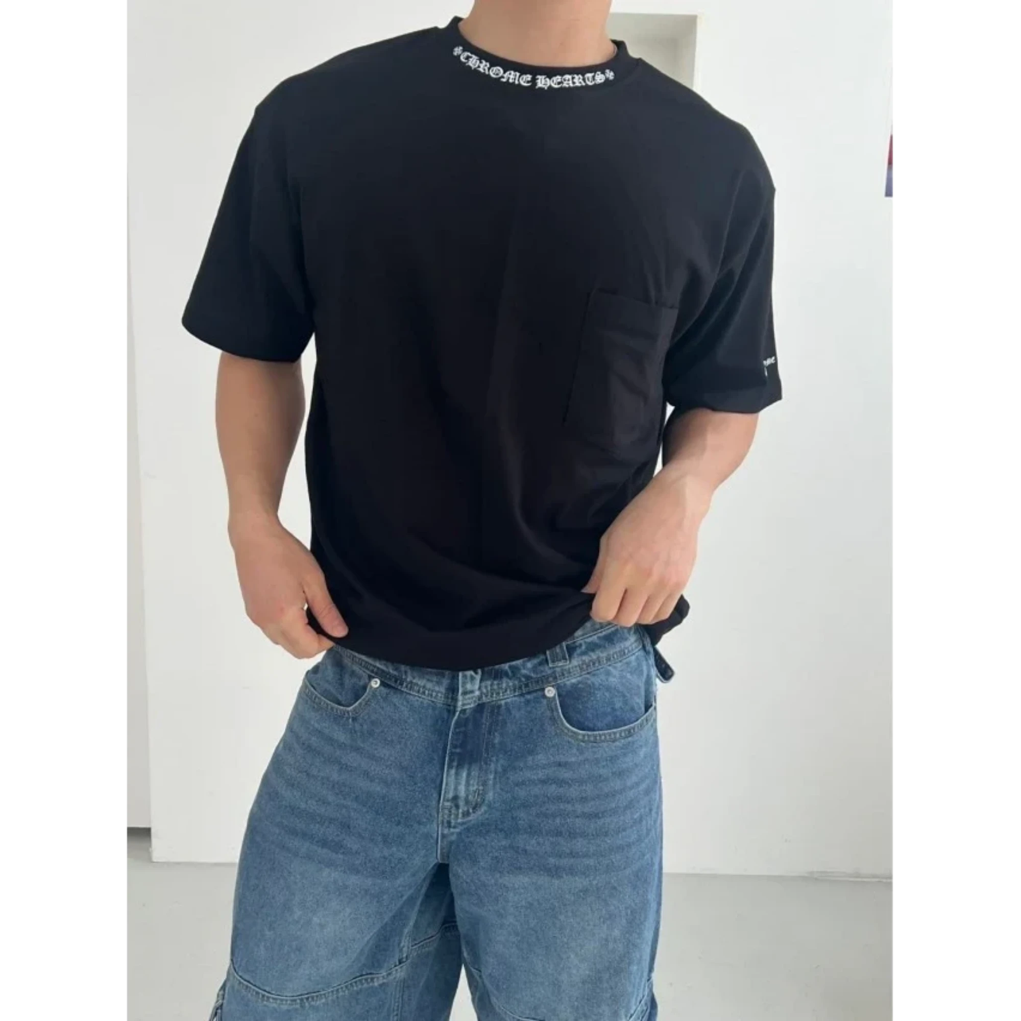 크롬하츠 넥 레터링 포켓 반팔 티셔츠 착용 이미지