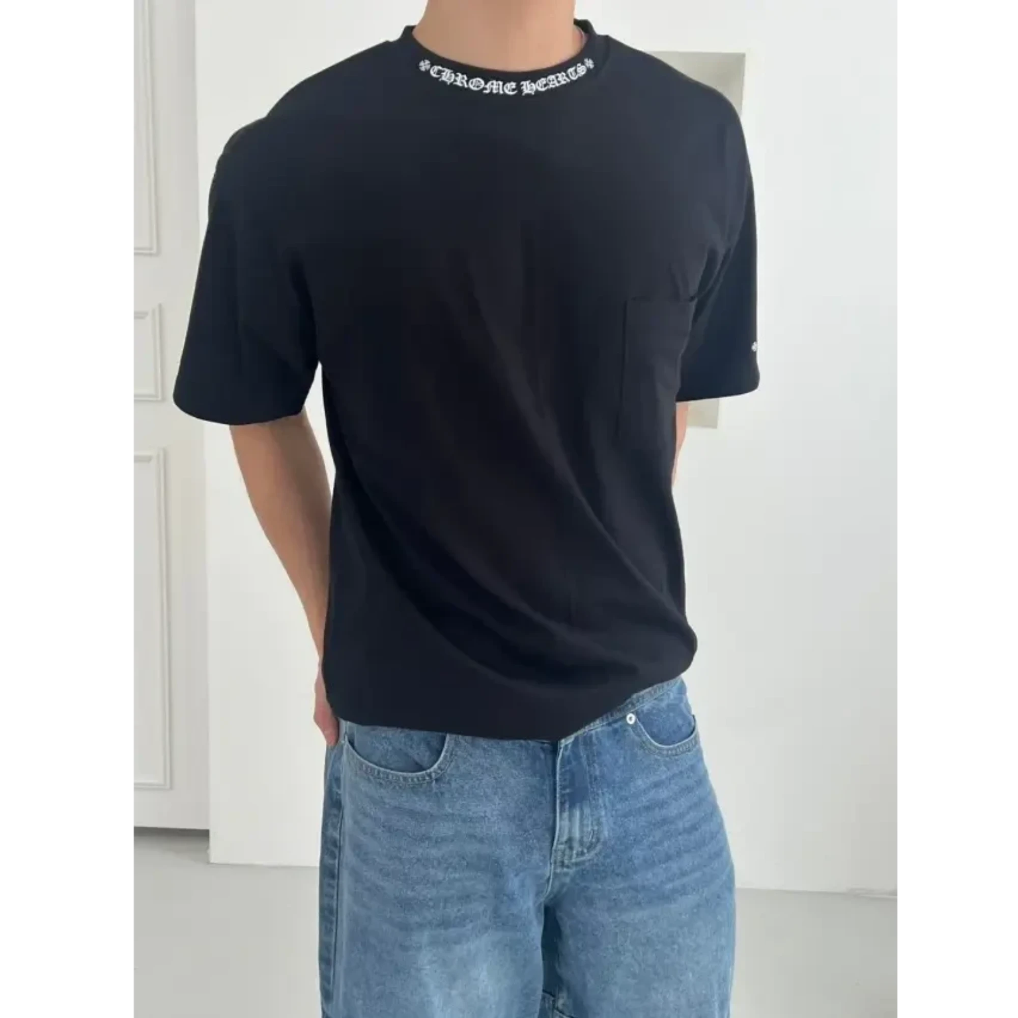 크롬하츠 넥 레터링 포켓 반팔 티셔츠 착용 이미지