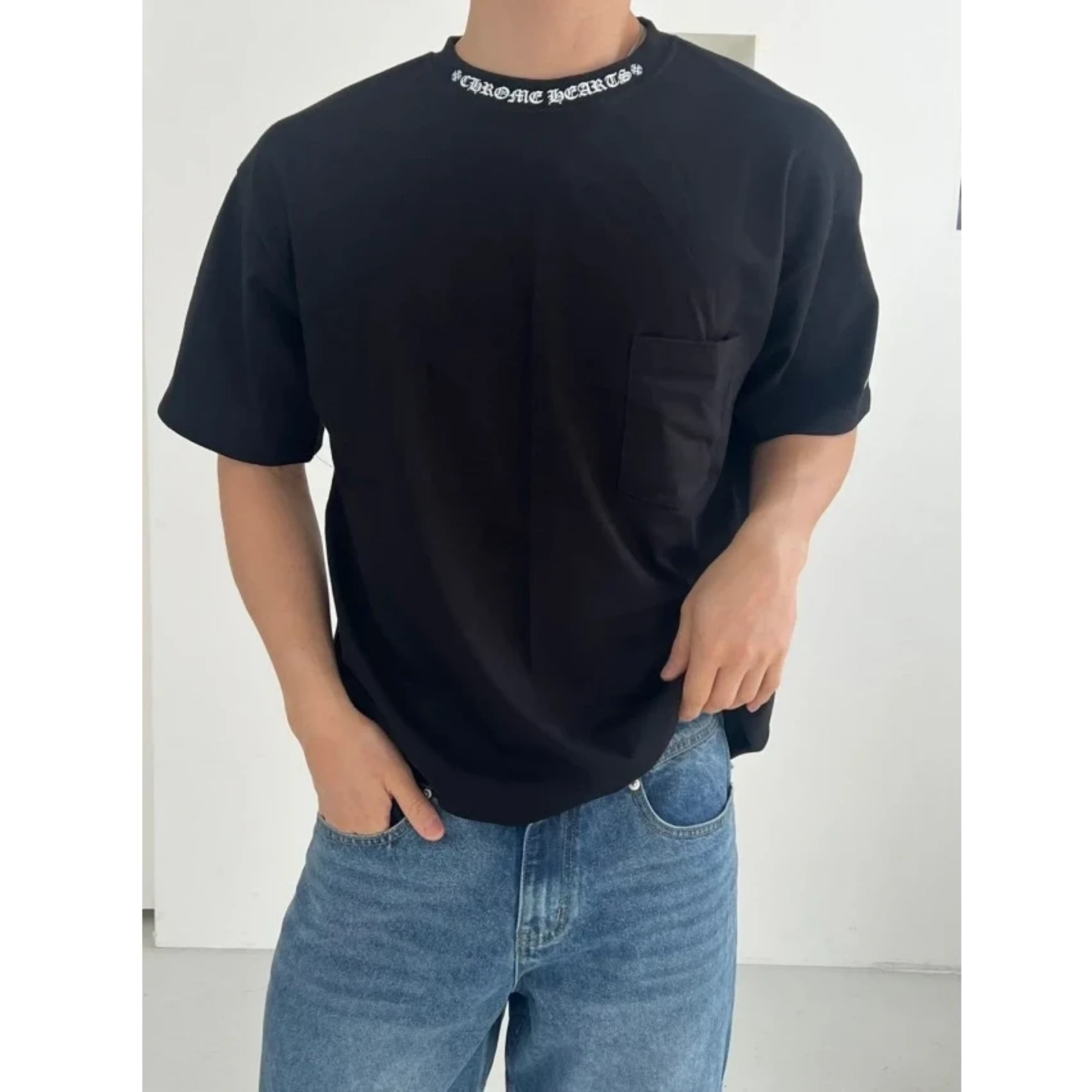 크롬하츠 넥 레터링 포켓 반팔 티셔츠 착용 이미지