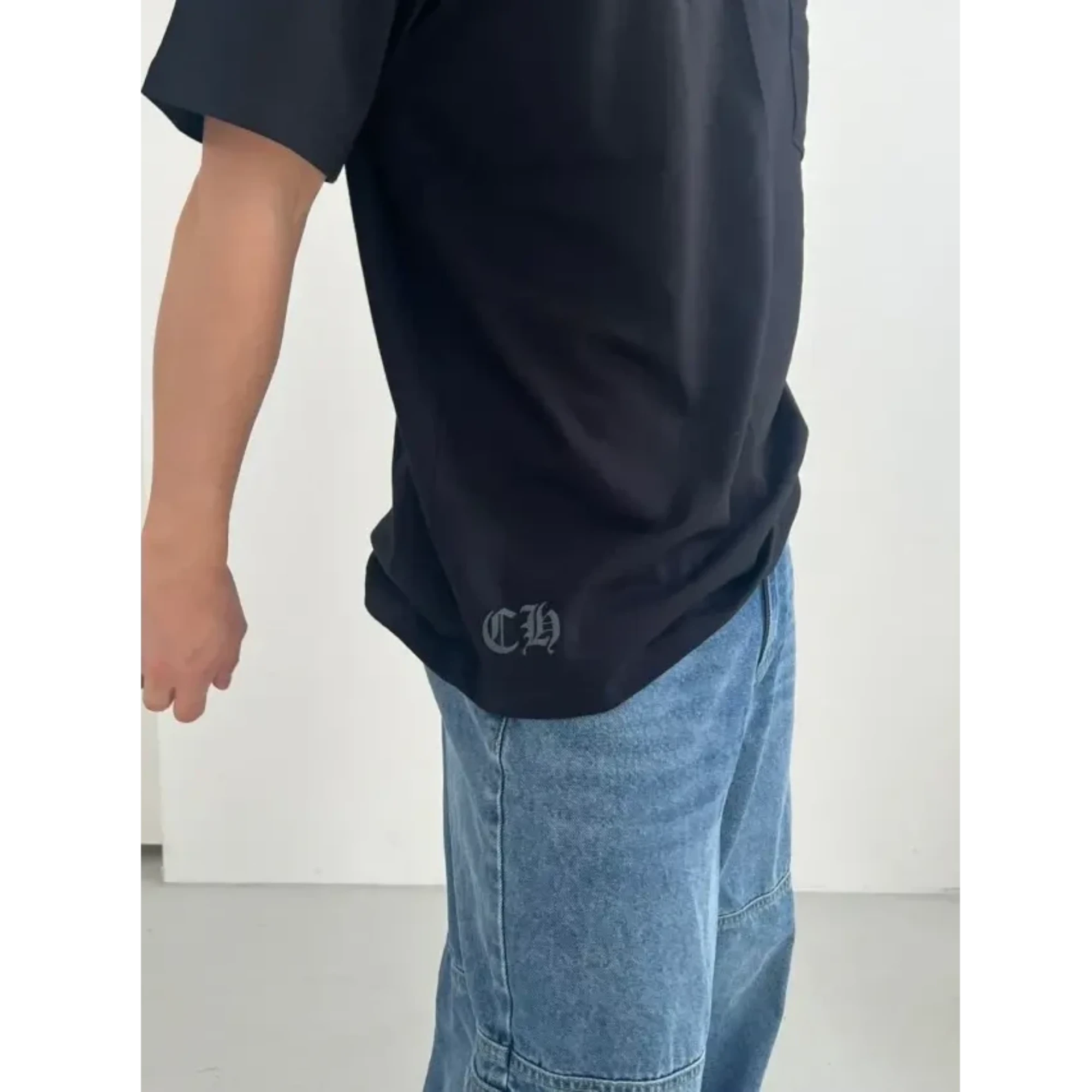 크롬하츠 넥 레터링 포켓 반팔 티셔츠 착용 이미지