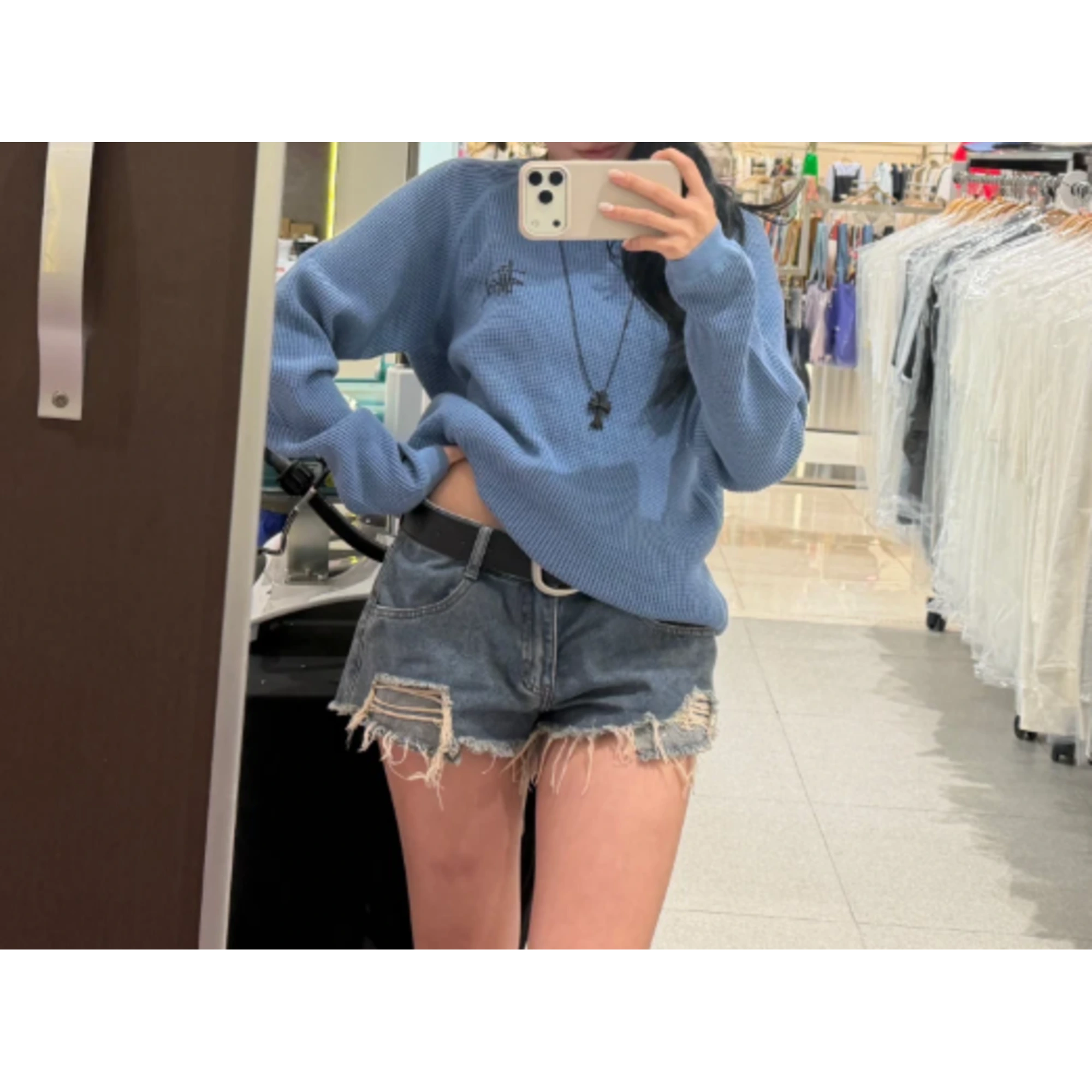 크롬하츠 실리크롬 CH 크로스 펜던트 착용 이미지