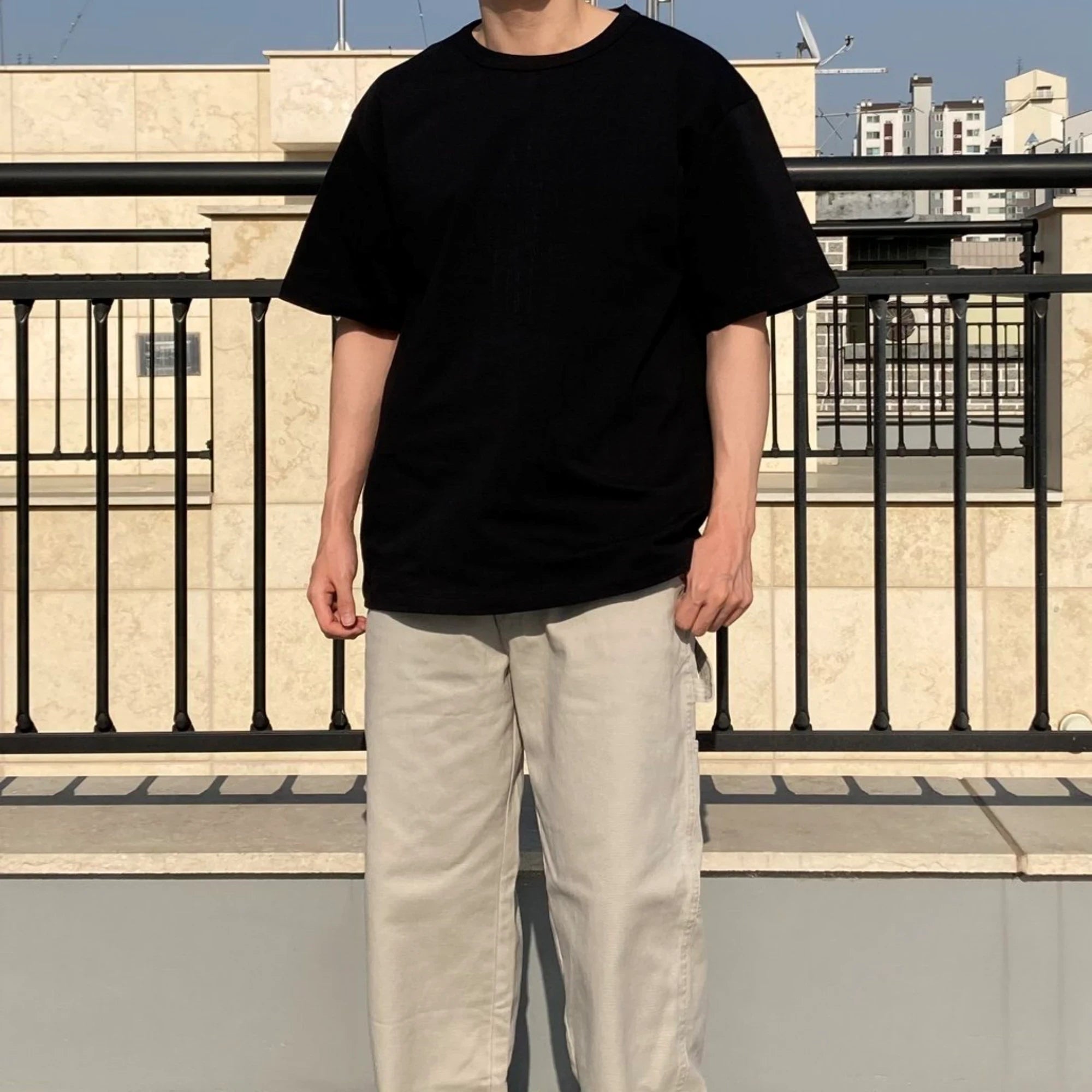 CP 컴퍼니 로고 자수 반팔 티셔츠 착용 이미지