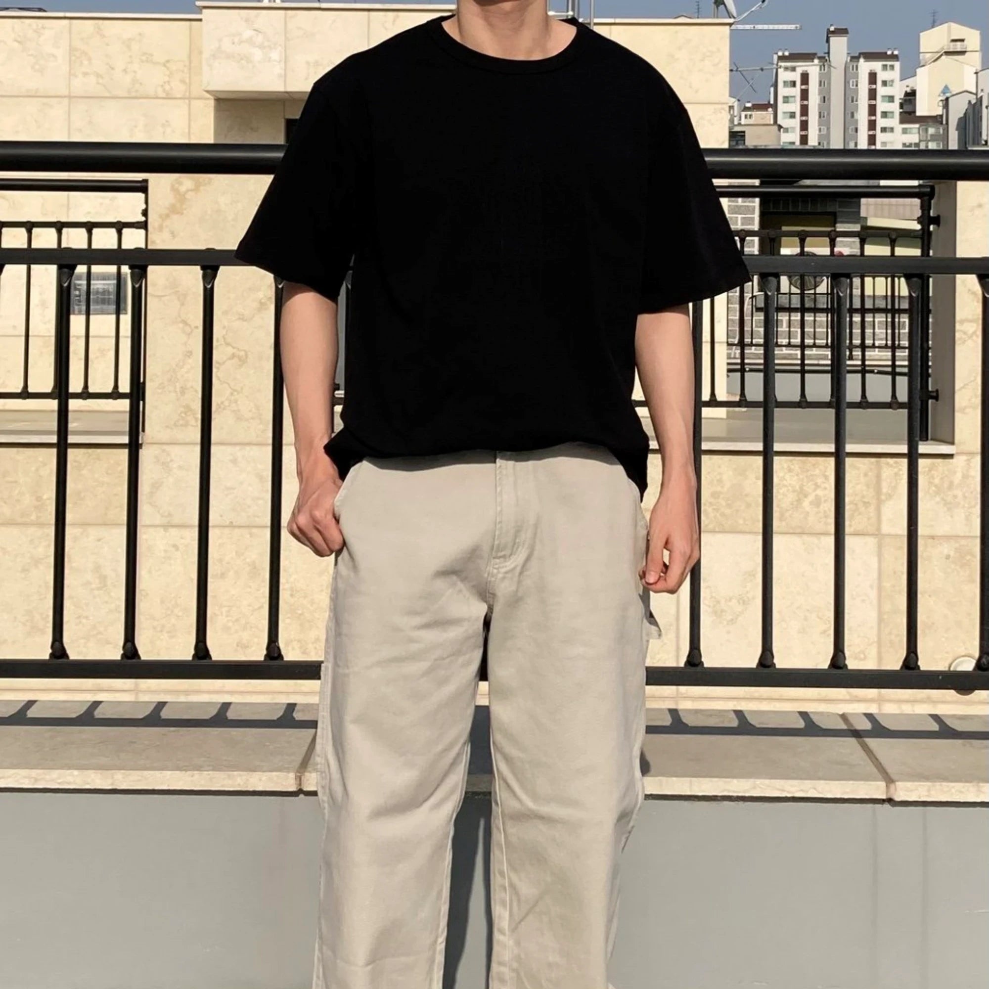 CP 컴퍼니 로고 자수 반팔 티셔츠 착용 이미지