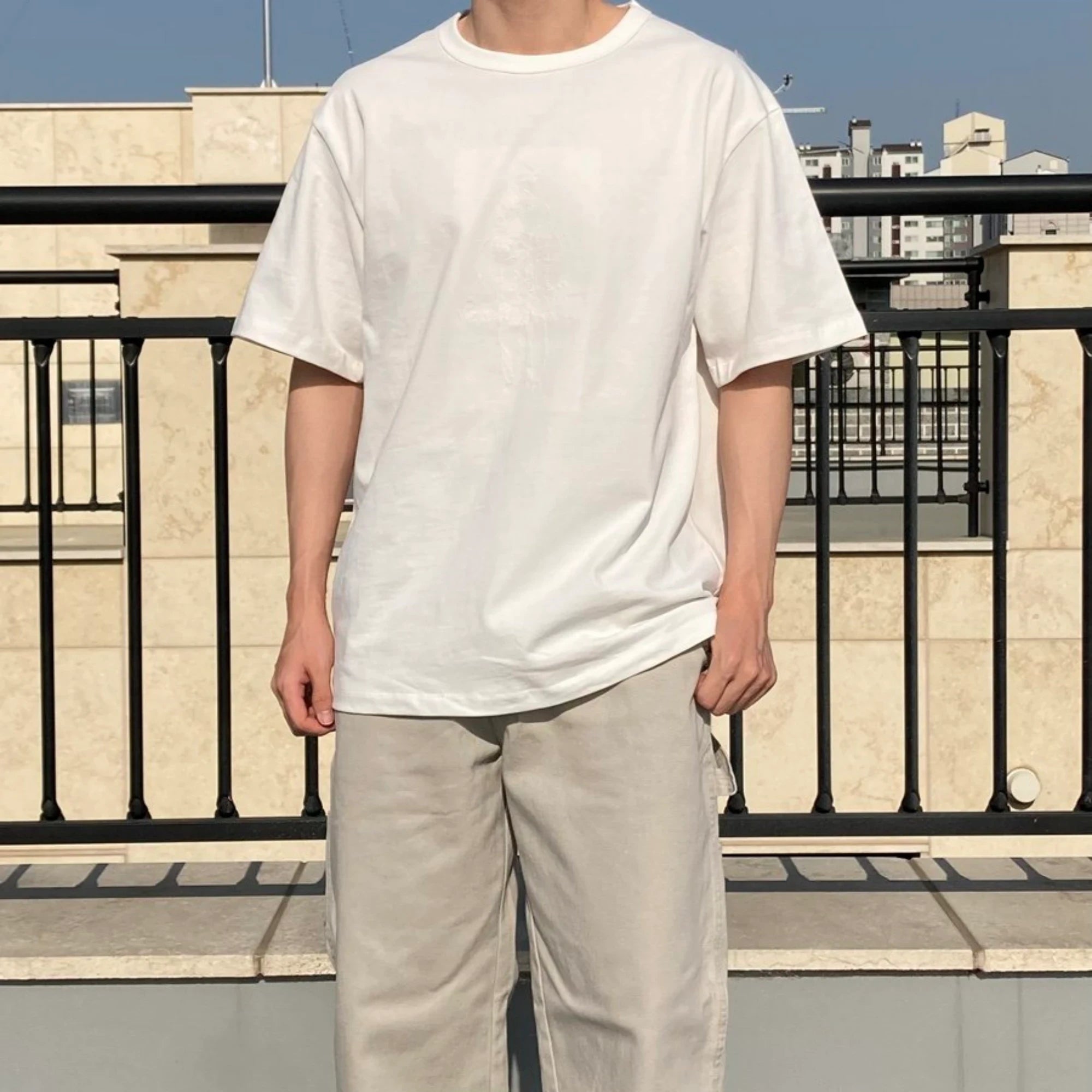 CP 컴퍼니 로고 자수 반팔 티셔츠 착용 이미지