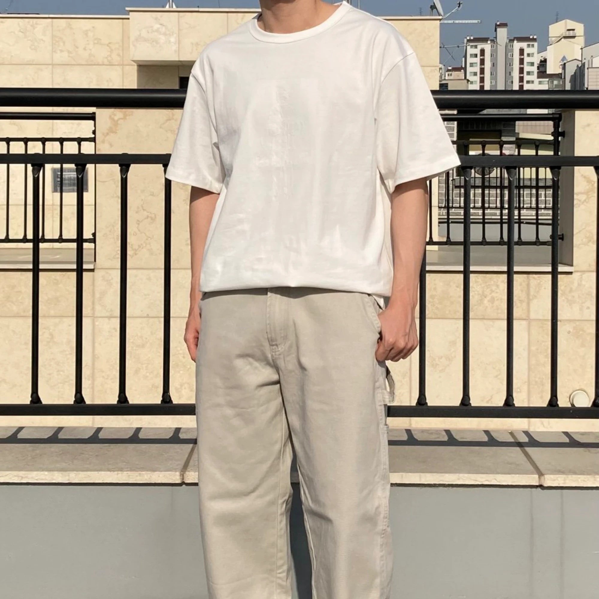 CP 컴퍼니 로고 자수 반팔 티셔츠 착용 이미지
