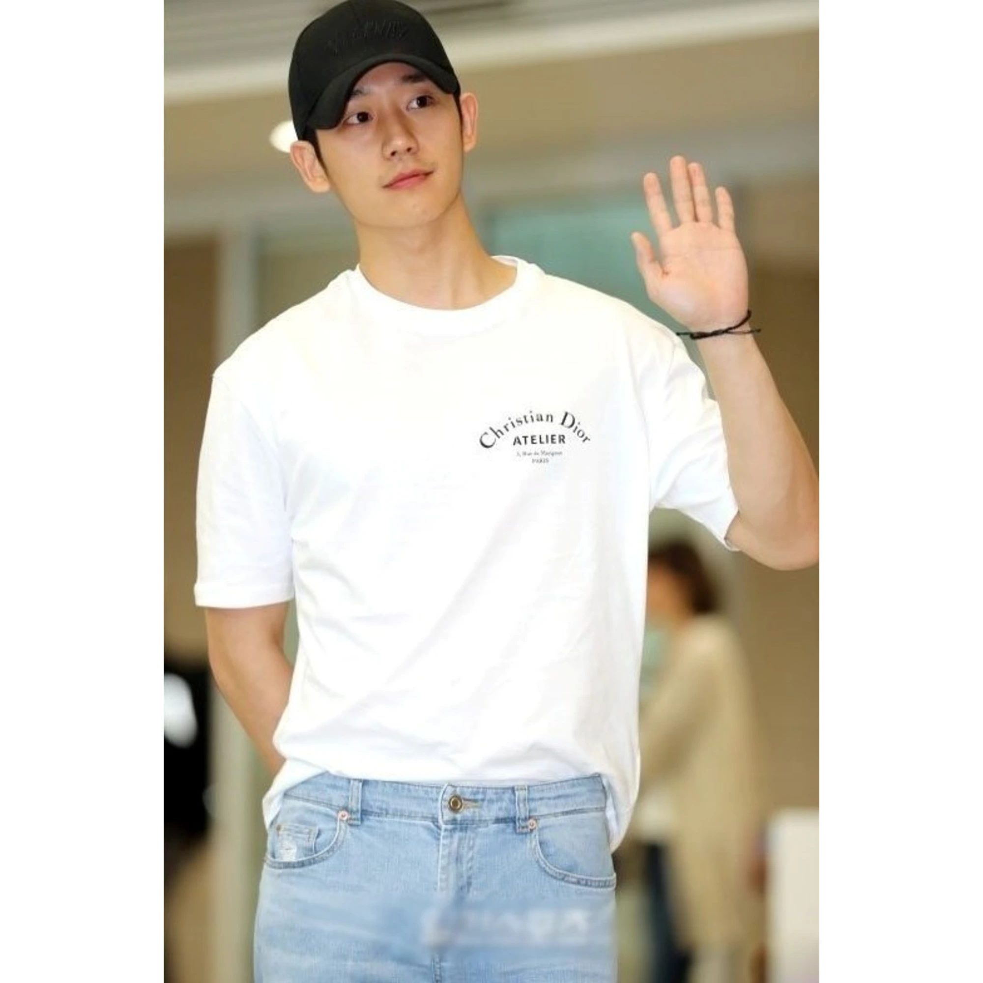 디올 아뜰리에 반팔 티셔츠 착용 이미지