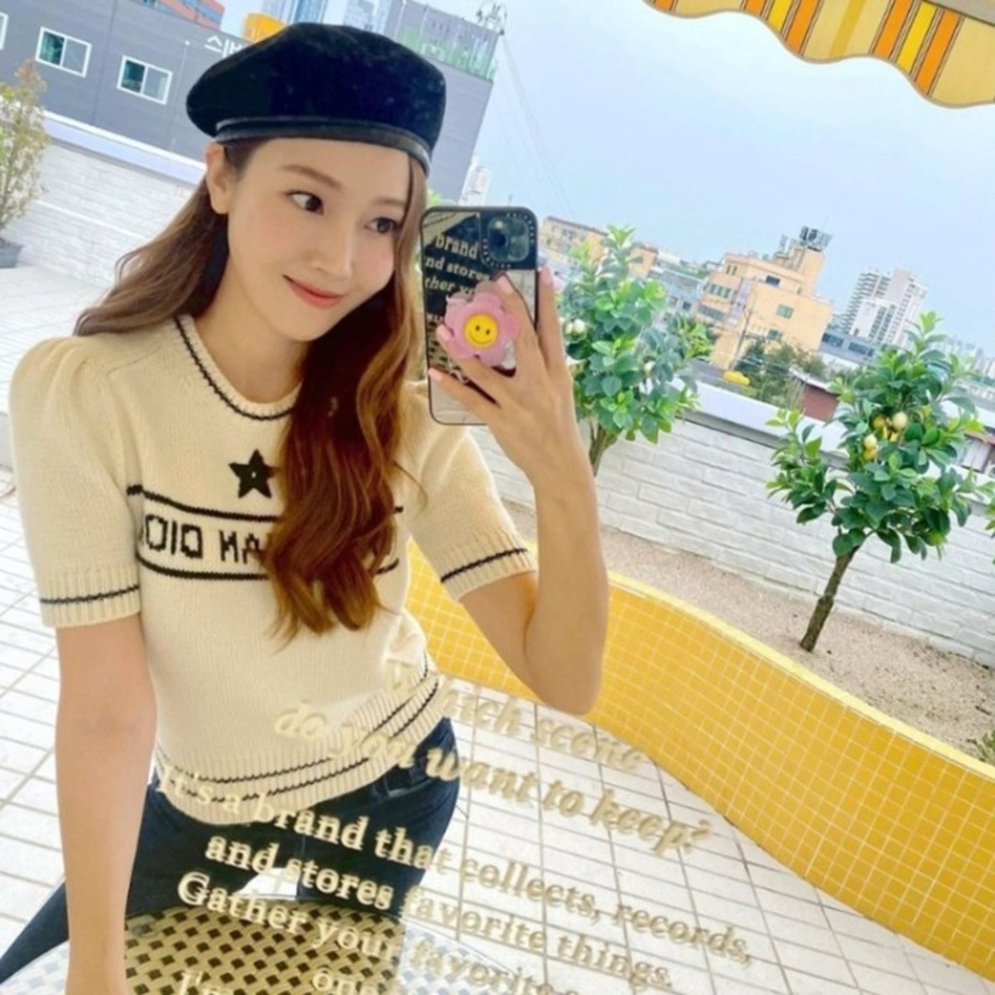 디올 스타 로고 반팔 스웨터 착용 이미지