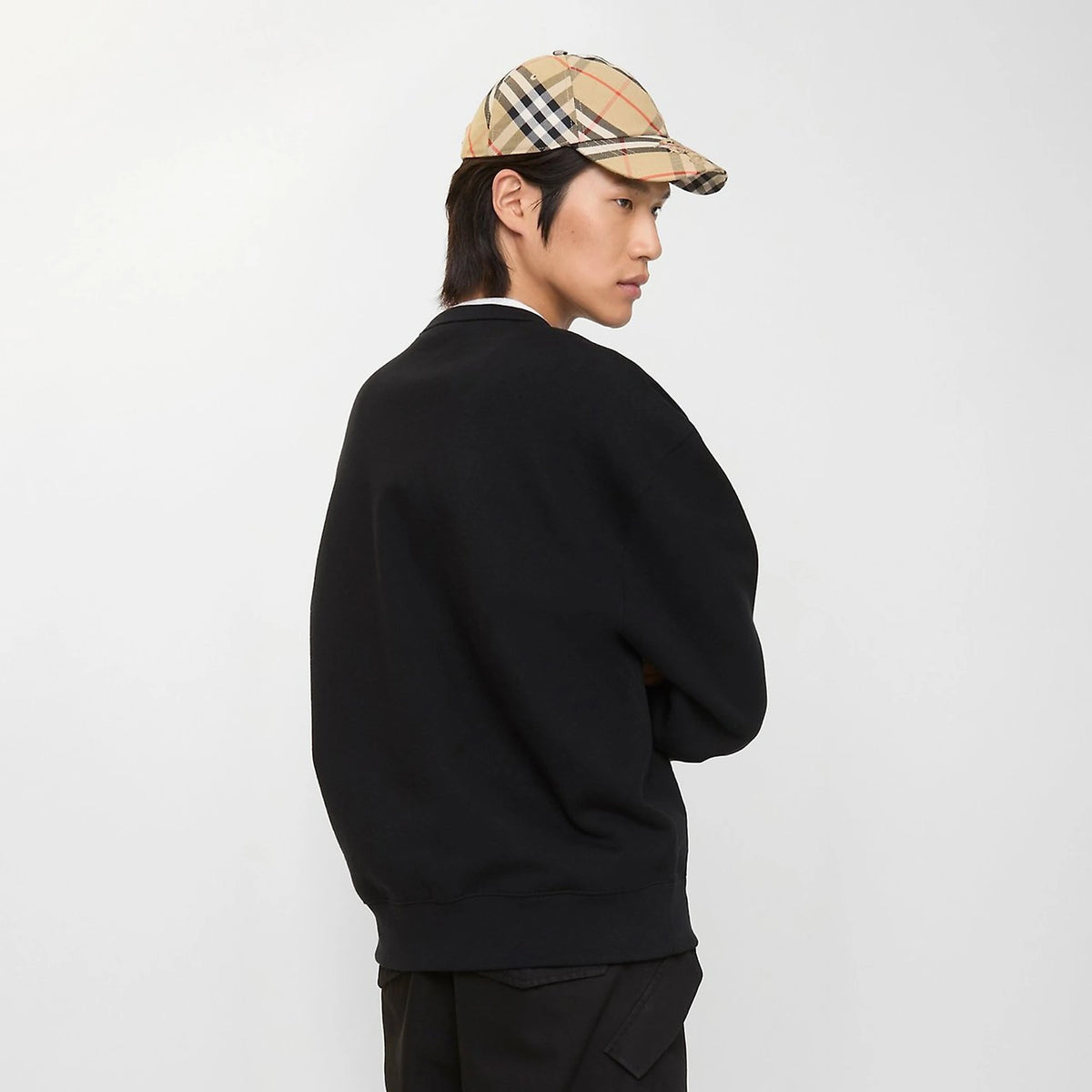 버버리 EKD 맨투맨 81171061 착용 이미지