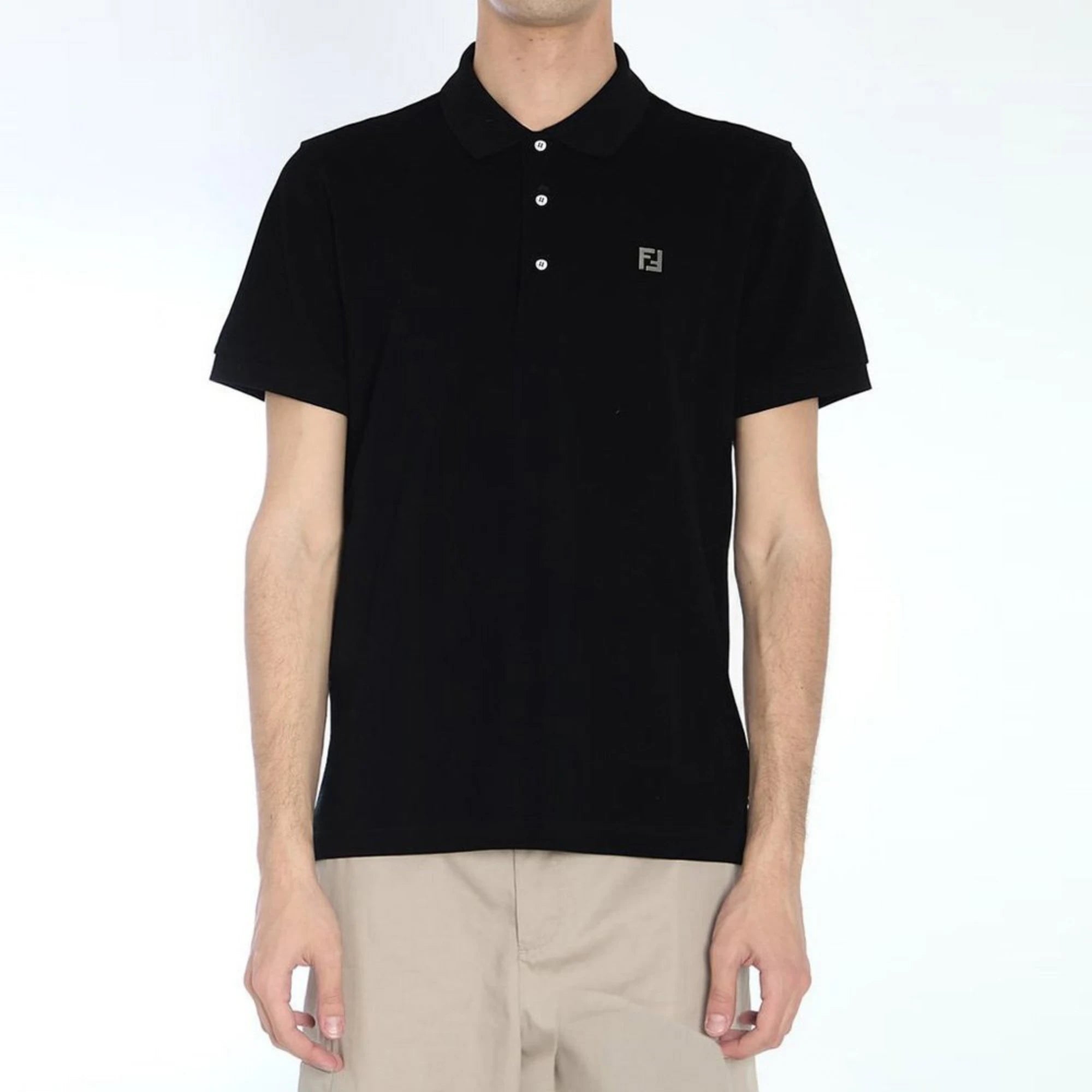 펜디 메탈 로고 폴로 반팔 티셔츠 착용 이미지