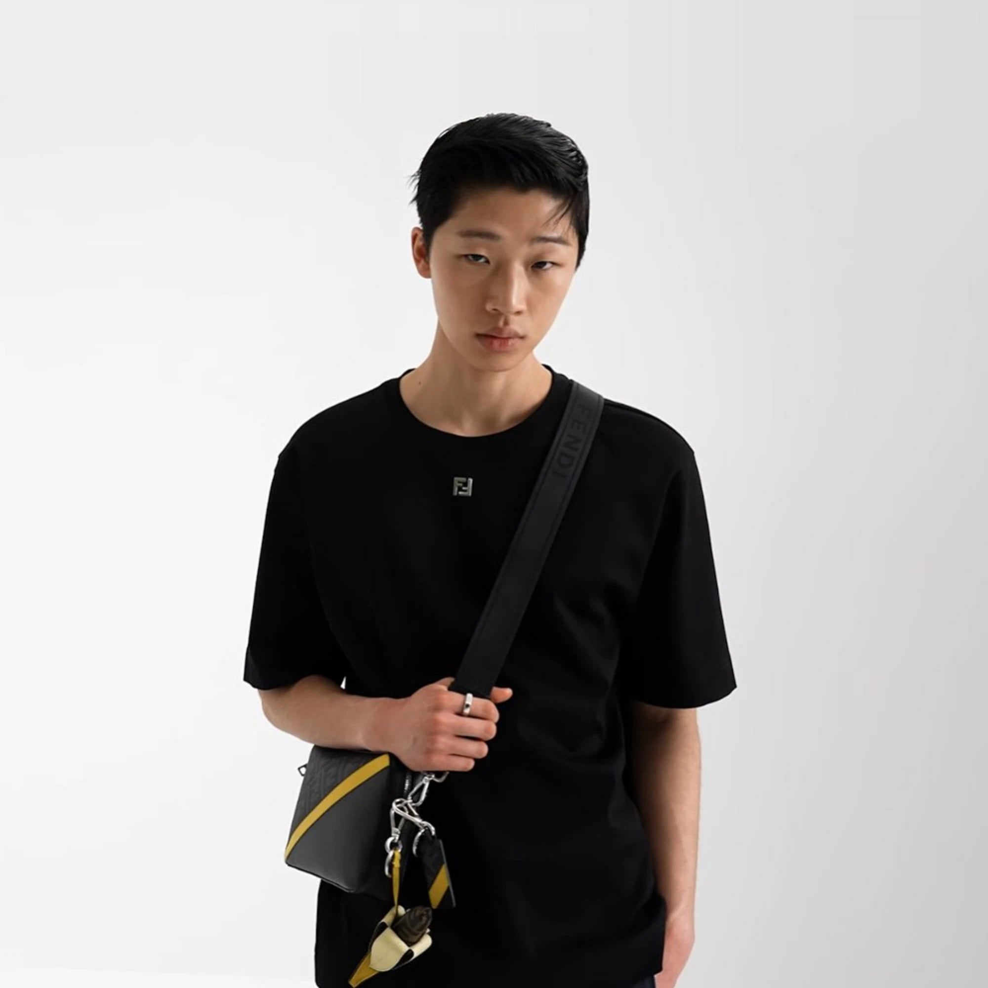 펜디 메탈 로고 반팔 티셔츠 착용 이미지