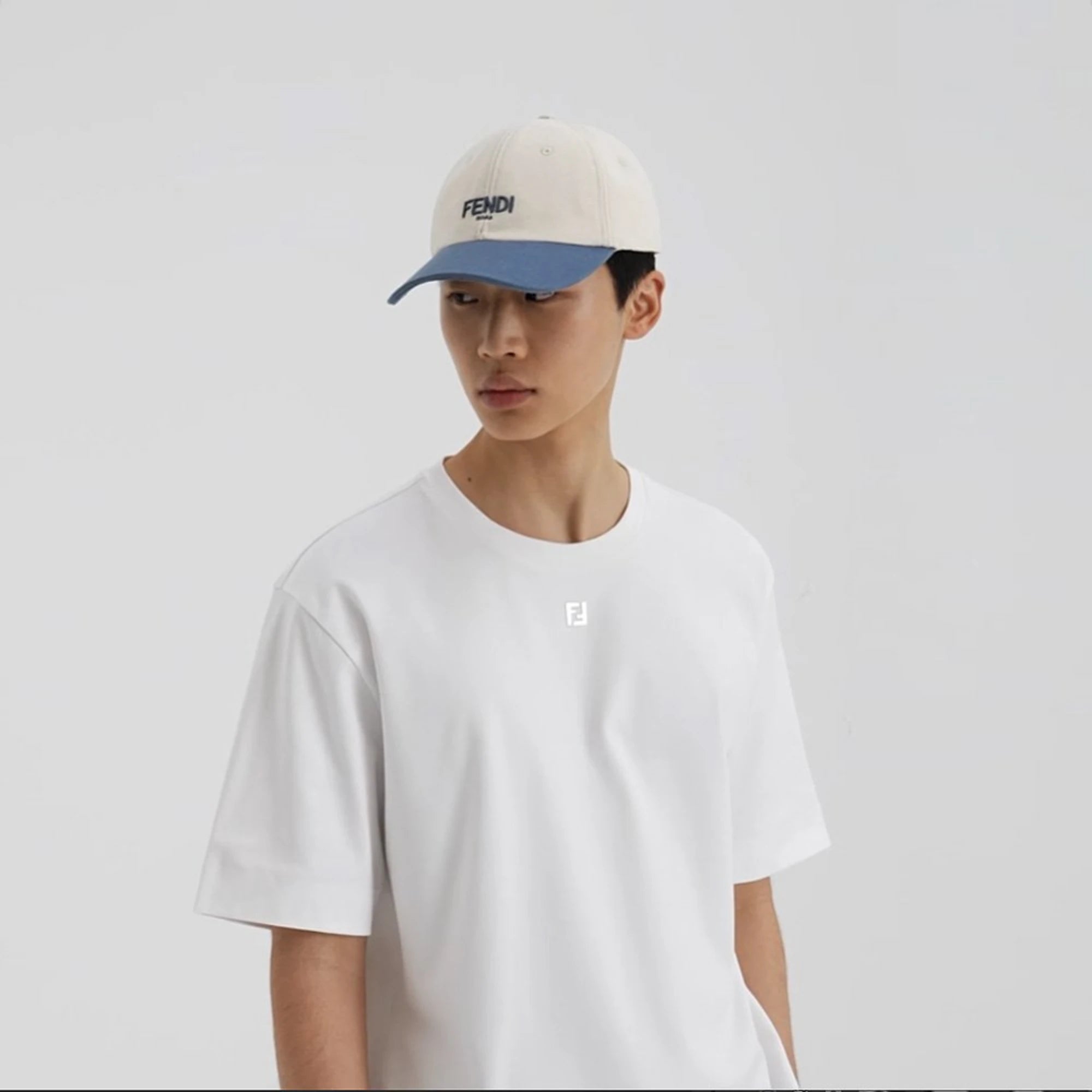 펜디 메탈 로고 반팔 티셔츠 착용 이미지