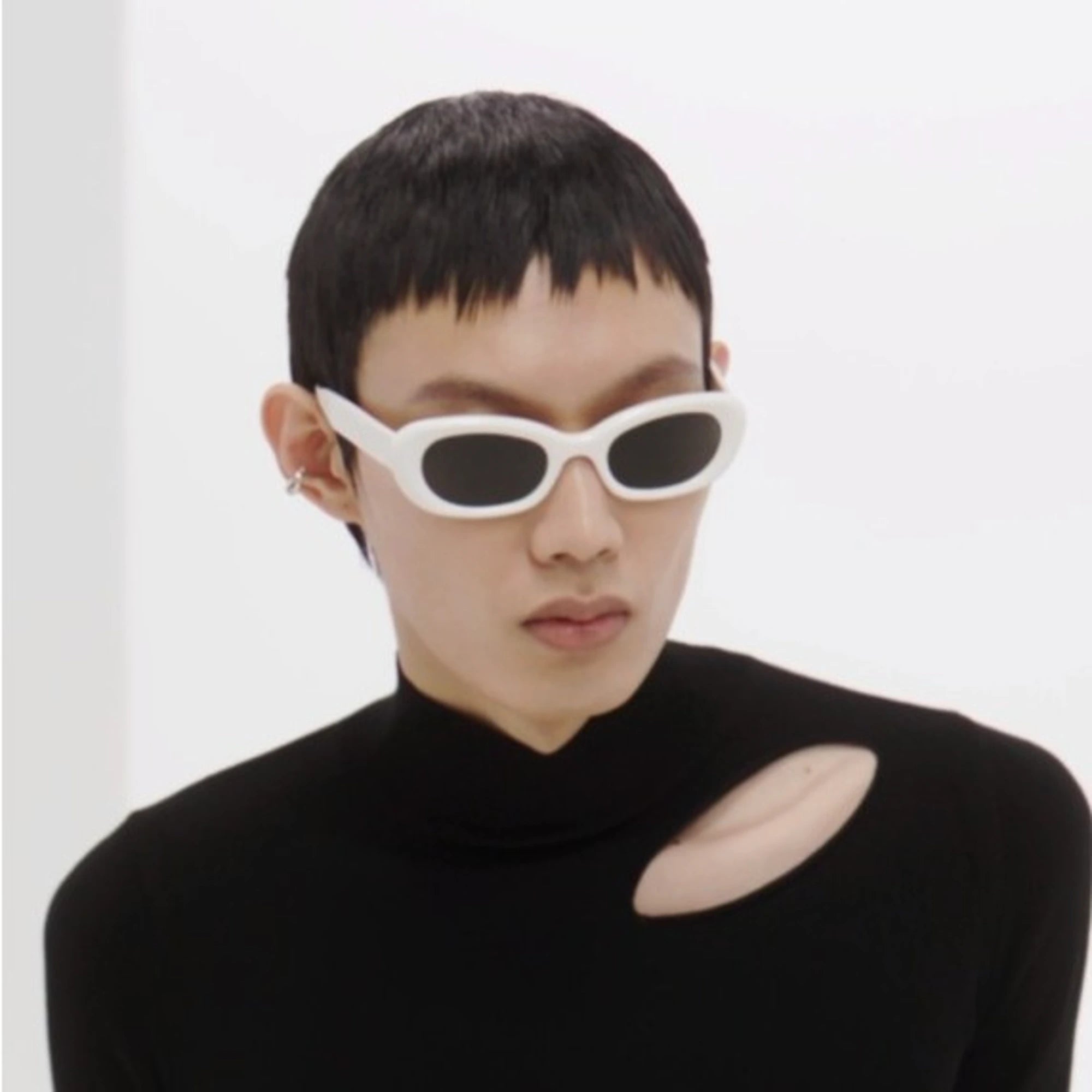 젠틀몬스터 X 마르지엘라 MM004 선글라스 착용 이미지
