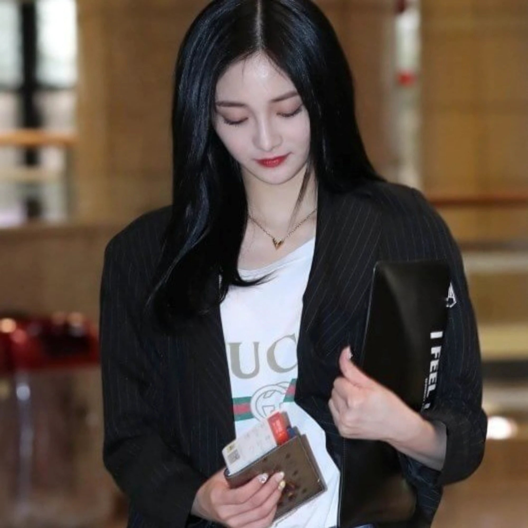 구찌 워시드 로고 반팔 티셔츠 착용 이미지