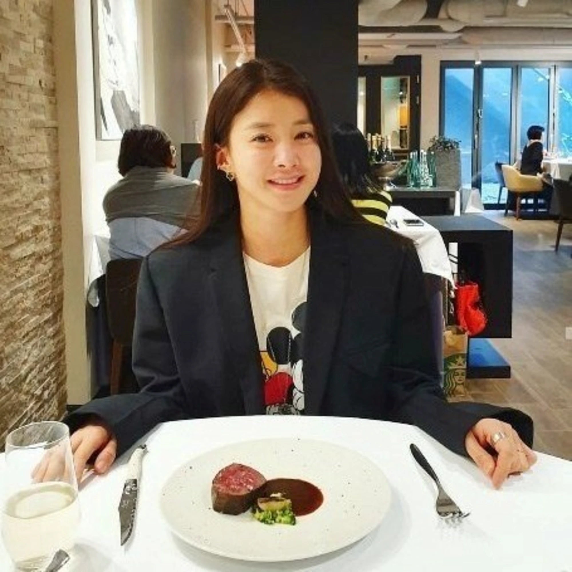 구찌 X 디즈니 미키마우스 반팔 티셔츠 착용 이미지