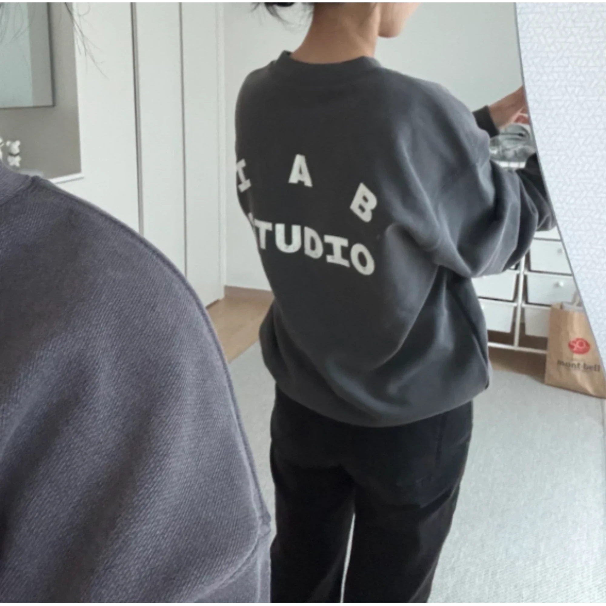 아이앱 스튜디오 데미지드 로고 맨투맨 착용 이미지