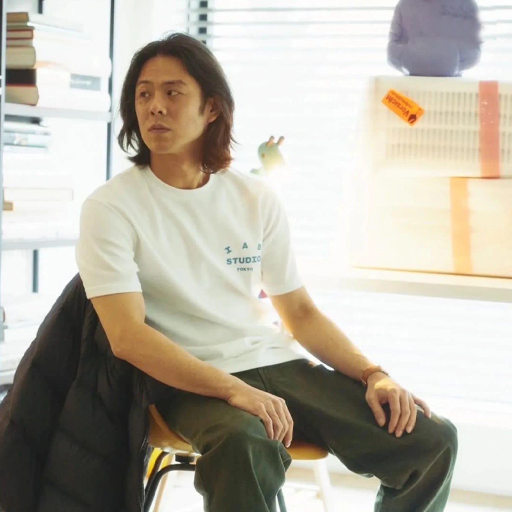 아이앱 스튜디오 도쿄 반팔 티셔츠 착용 이미지
