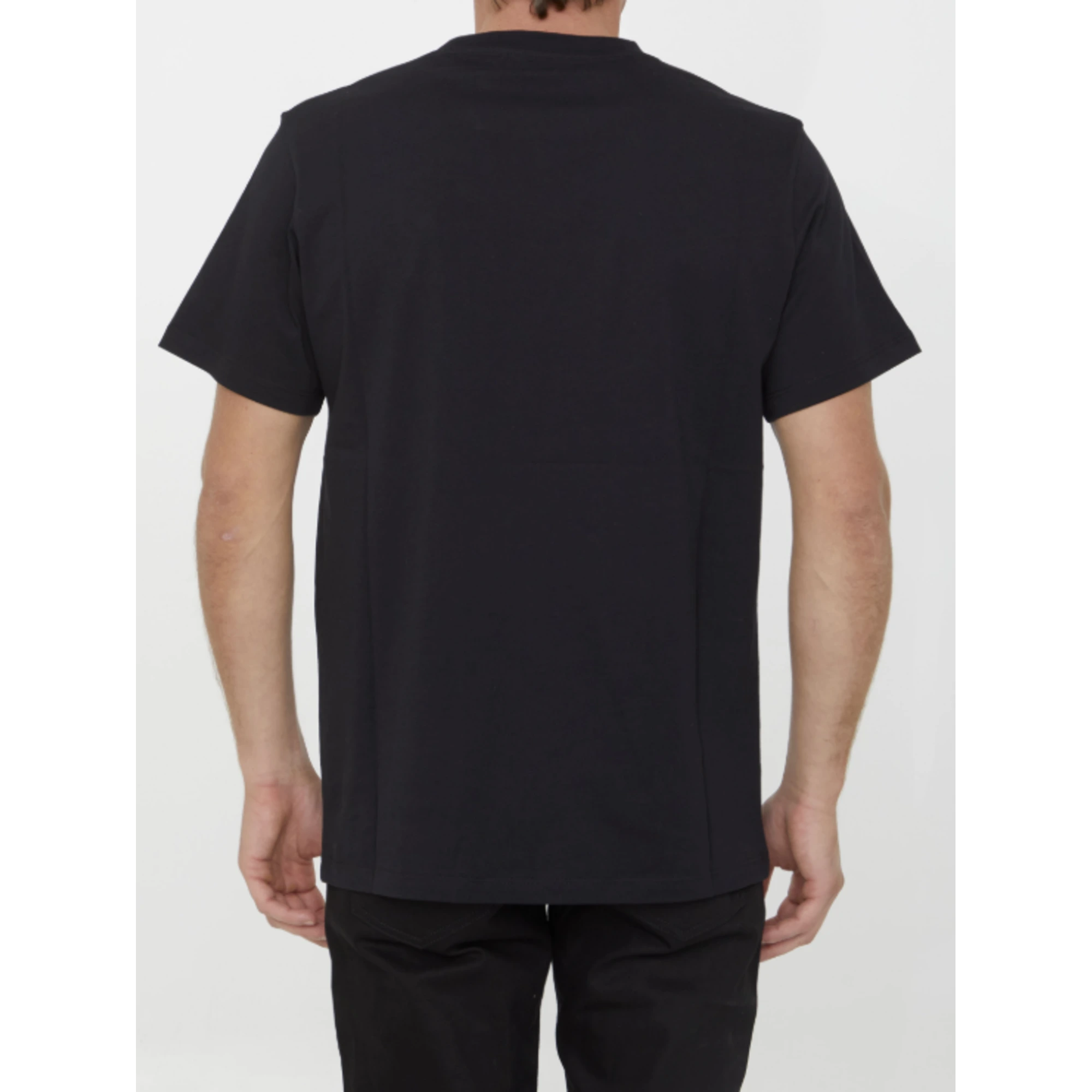 로에베 로고자수 반팔 티셔츠 착용 이미지