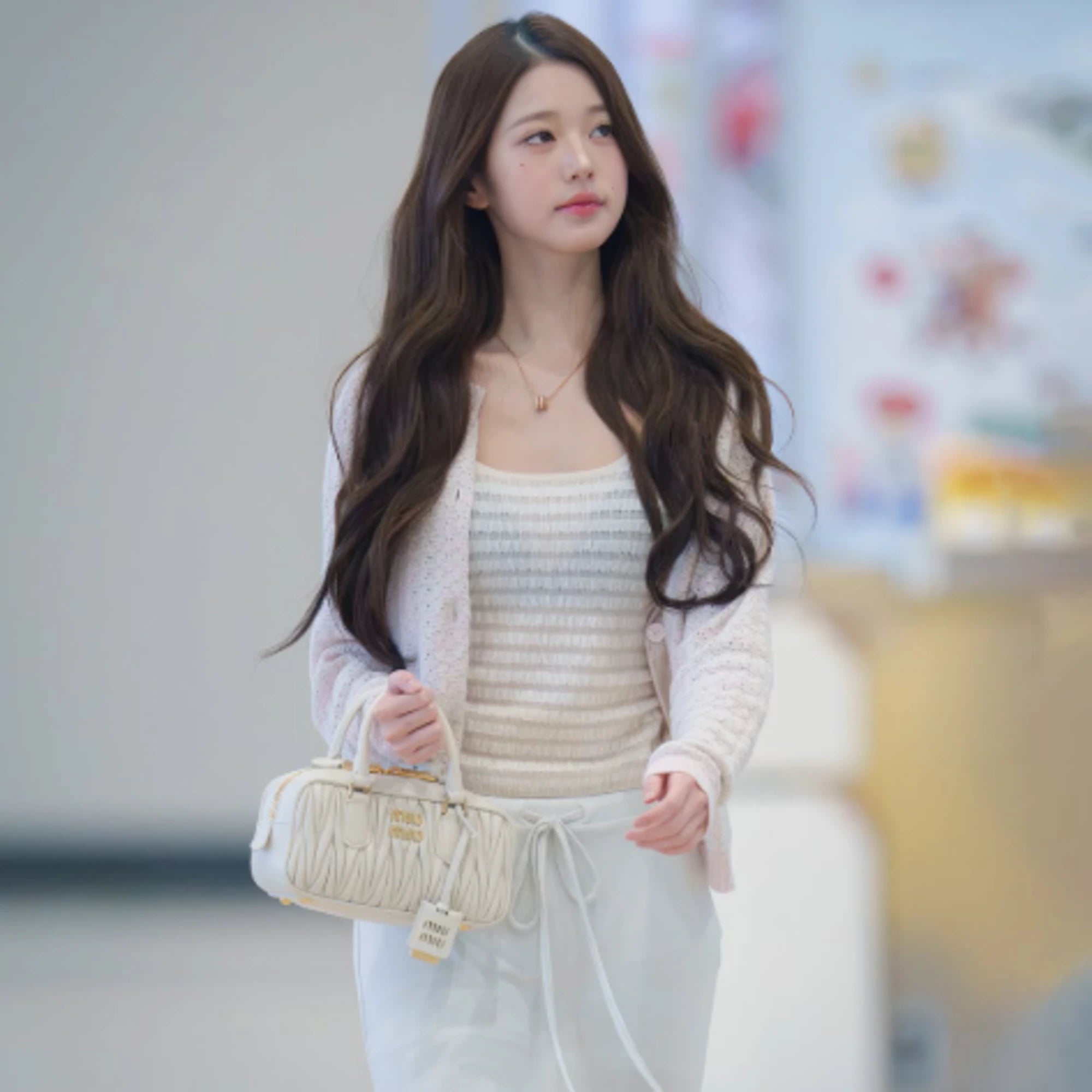 미우미우 아르카디 마테라쎄 나파 가죽 백 5BB142 착용 이미지