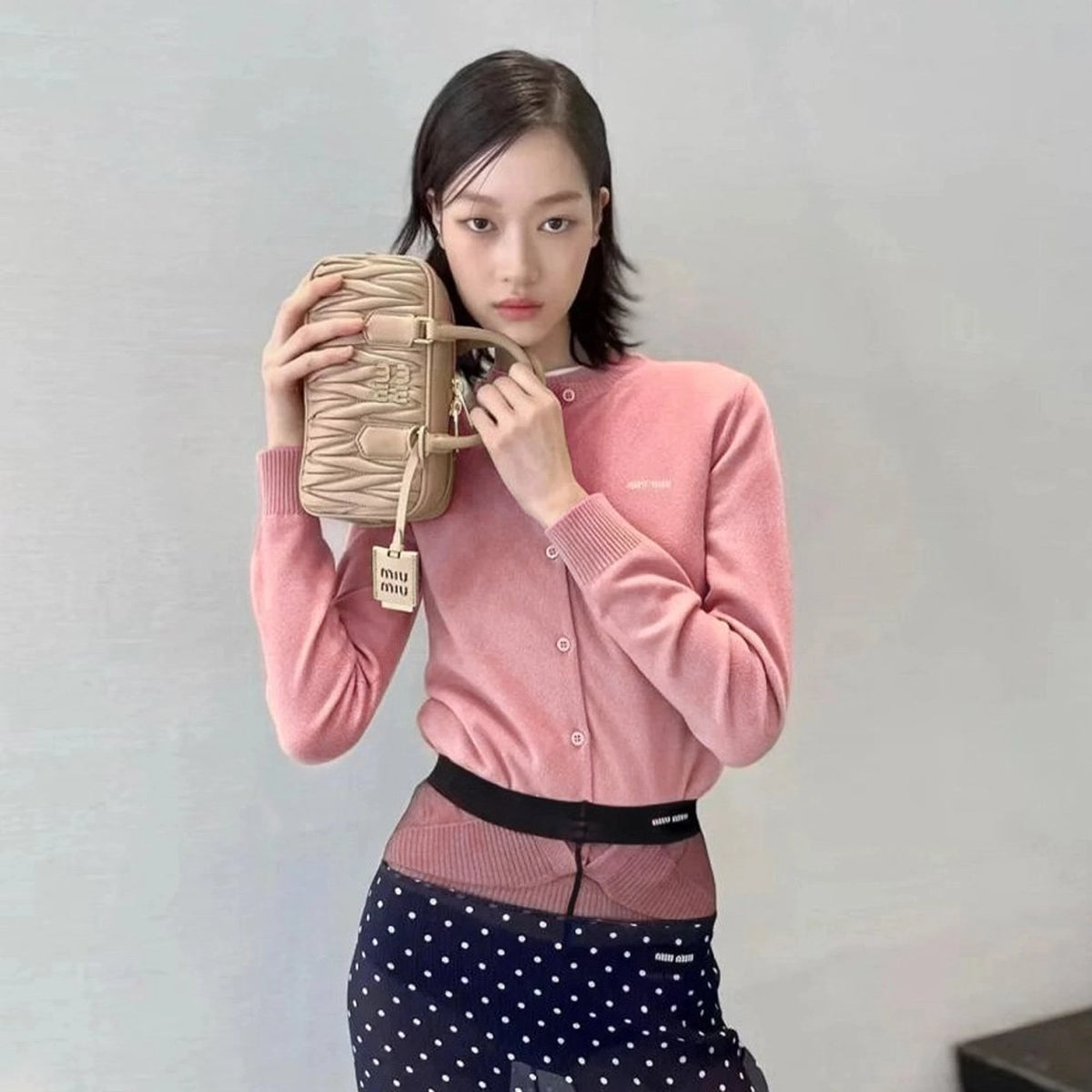 미우미우 가디건 MMF787 착용 이미지