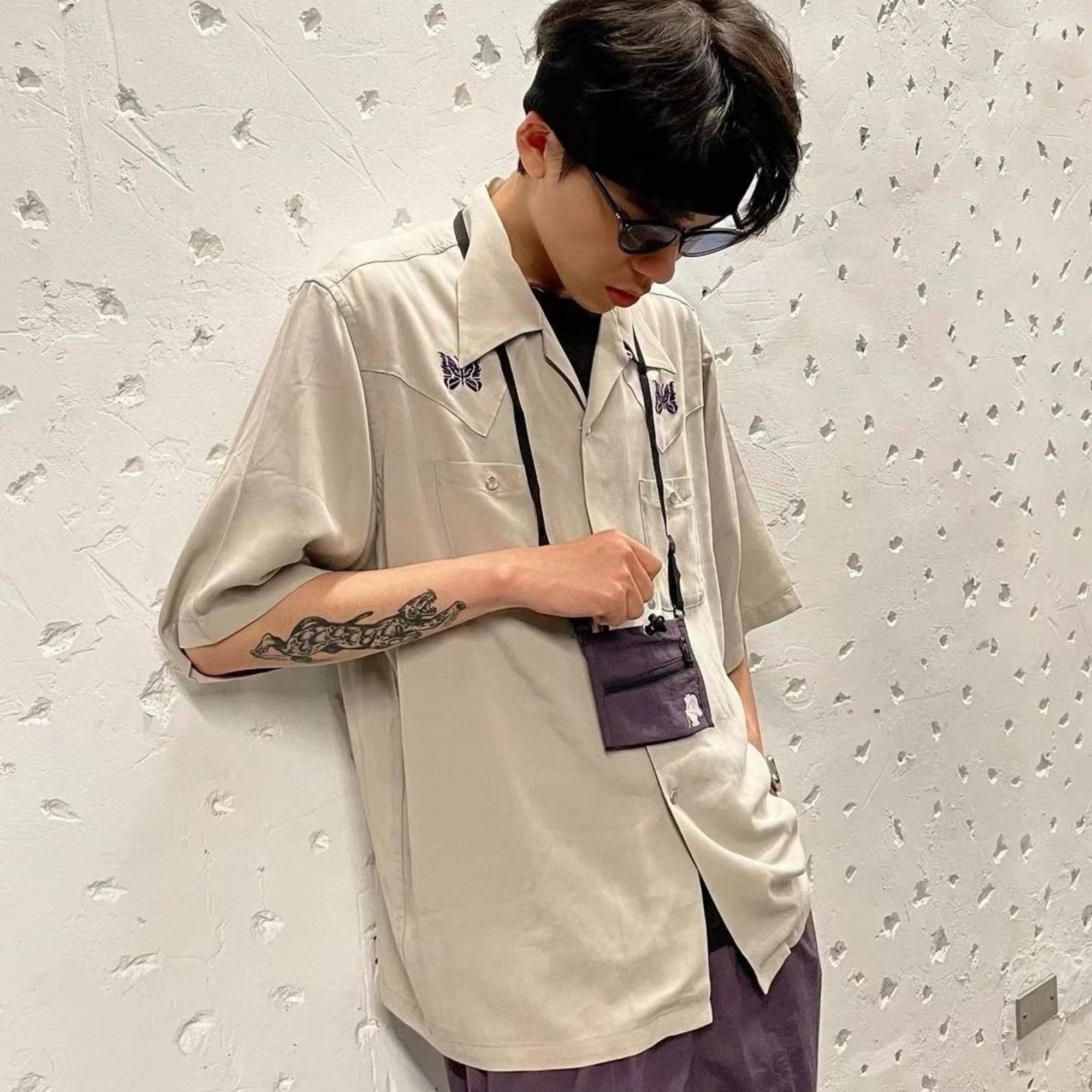 니들스 카우보이 반팔 셔츠 착용 이미지